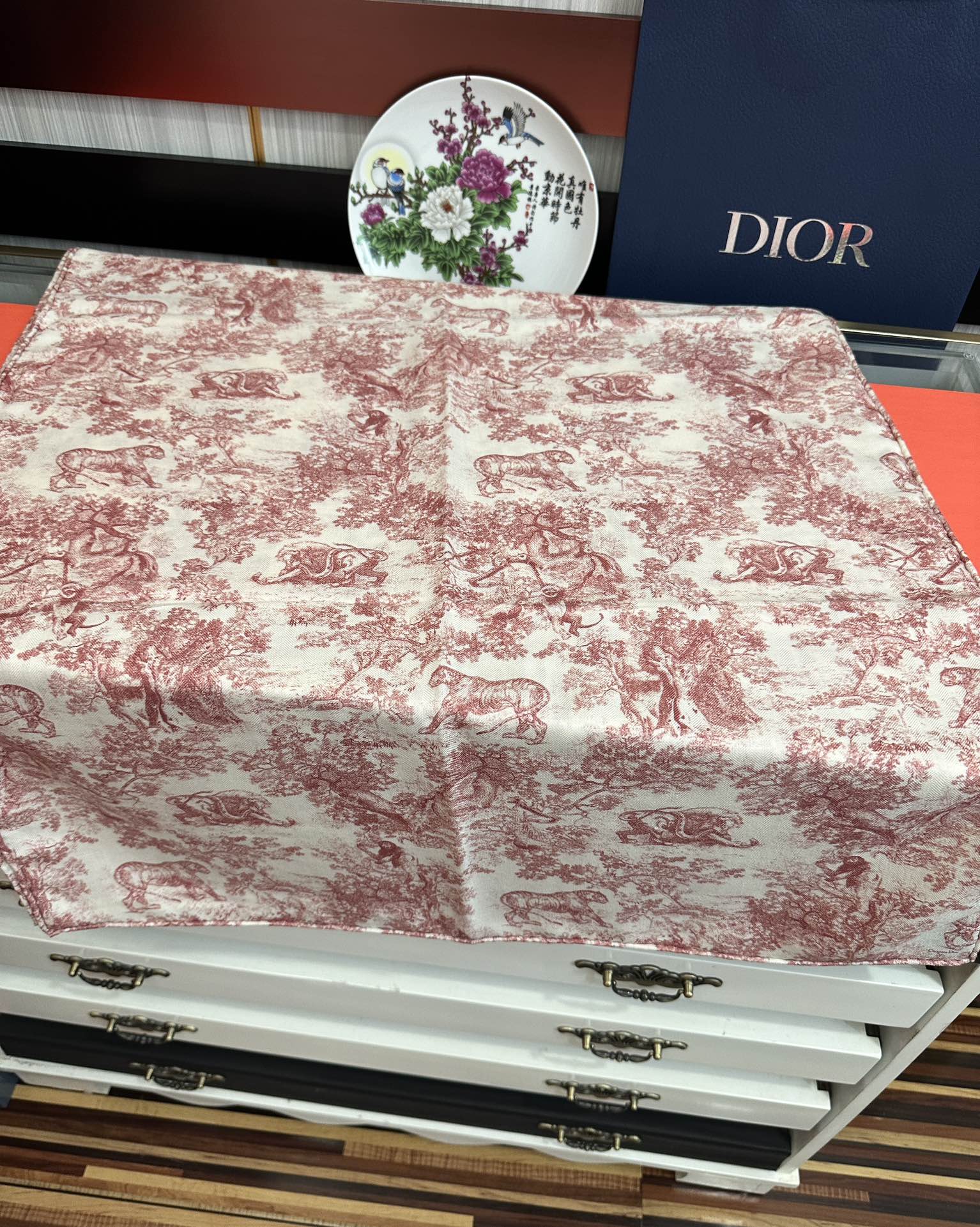 新款 2025迪奥🔥双面同色【动物丛林】最流行的花型 太美了[吃瓜]下手一定要快[嘴唇]四季都可以用[勾