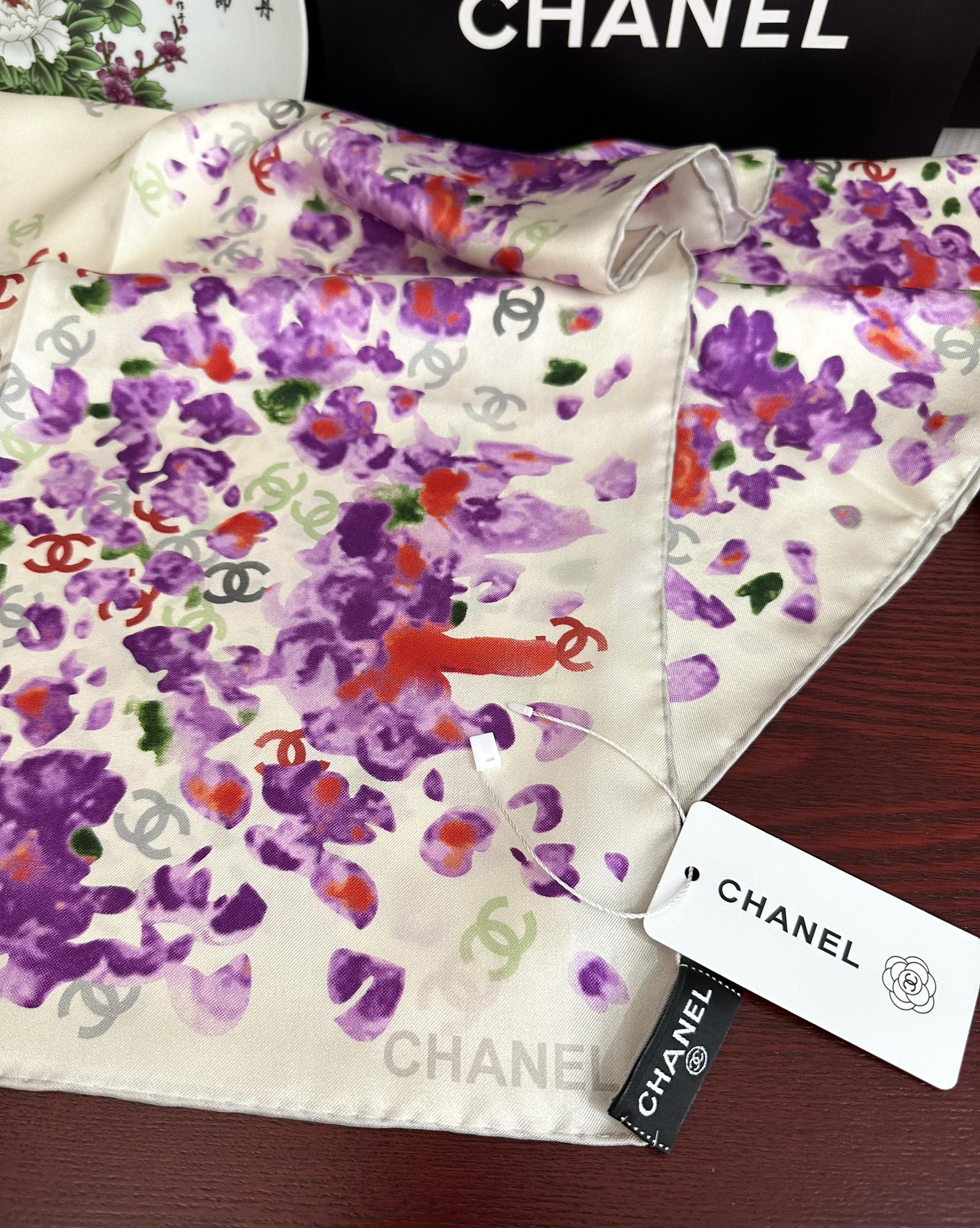 🔥香奈儿 【CC花卉】官网同步 薰衣草紫💜其繁花设计和晕染手法展现了典雅与浪漫的气质[得意]彩色字母的点