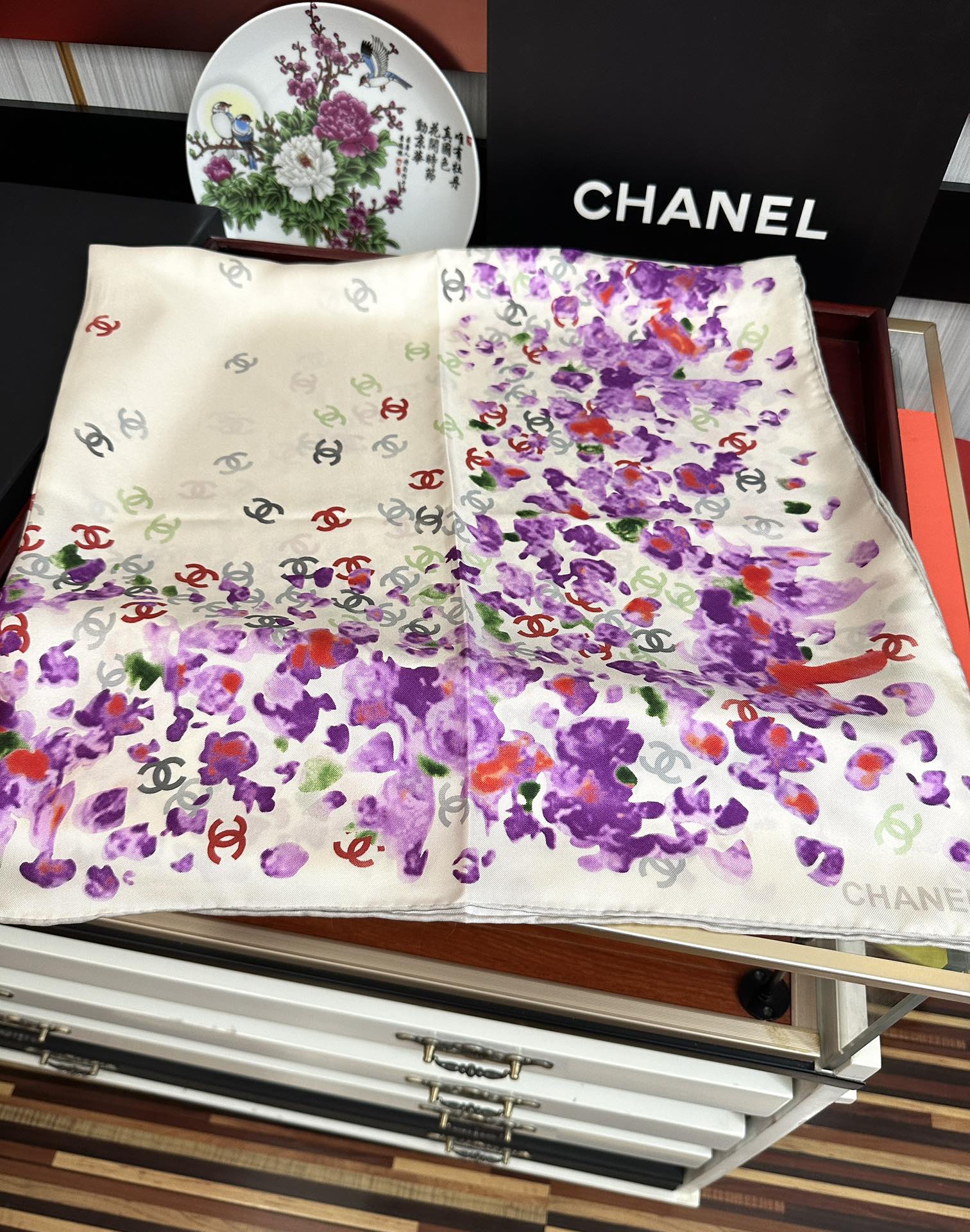 🔥香奈儿 【CC花卉】官网同步 薰衣草紫💜其繁花设计和晕染手法展现了典雅与浪漫的气质[得意]彩色字母的点