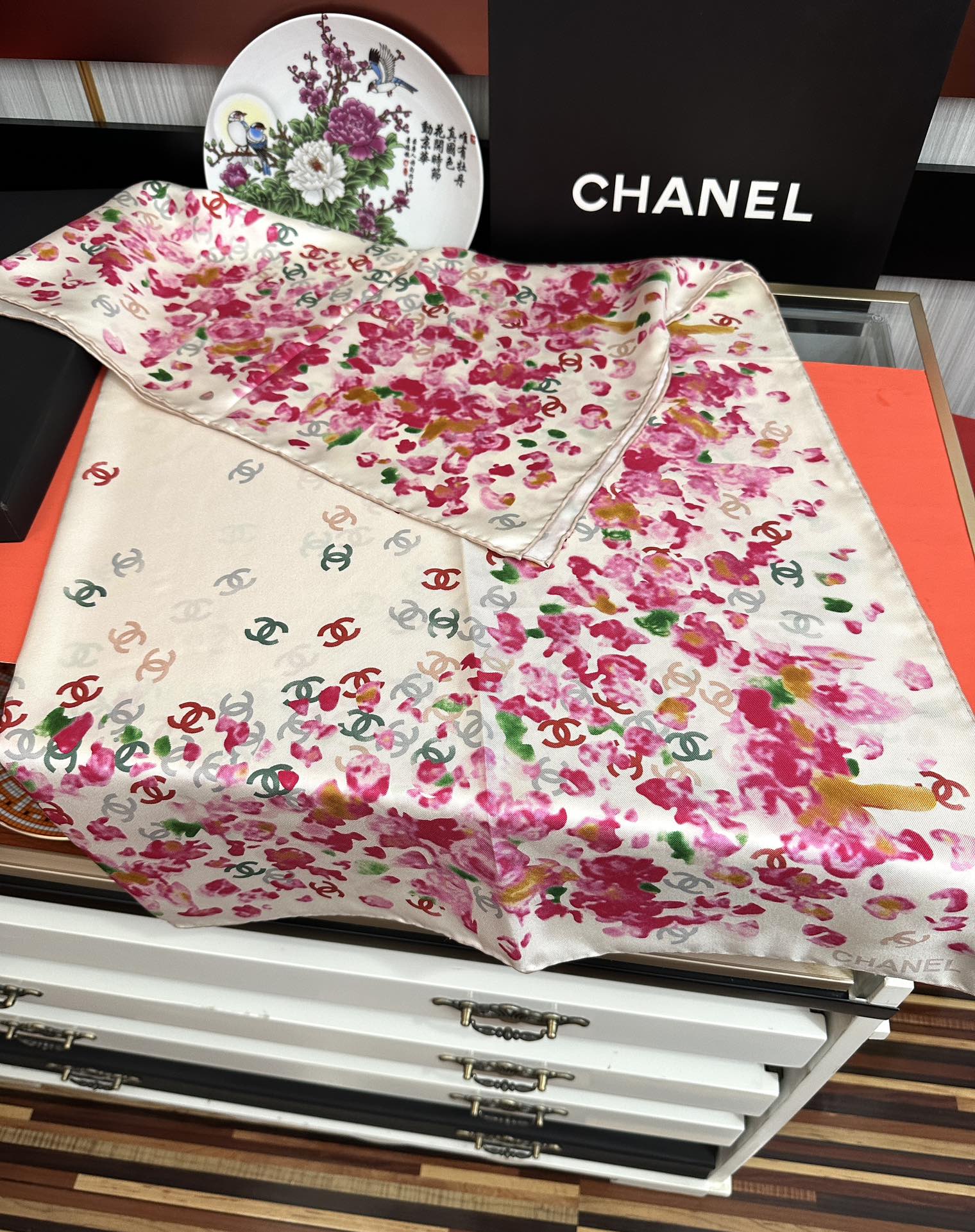 🔥香奈儿 【CC花卉】官网同步 薰衣草紫💜其繁花设计和晕染手法展现了典雅与浪漫的气质[得意]彩色字母的点