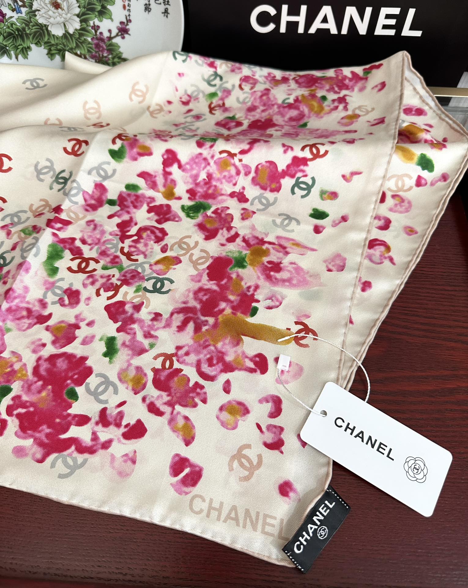 🔥香奈儿 【CC花卉】官网同步 薰衣草紫💜其繁花设计和晕染手法展现了典雅与浪漫的气质[得意]彩色字母的点