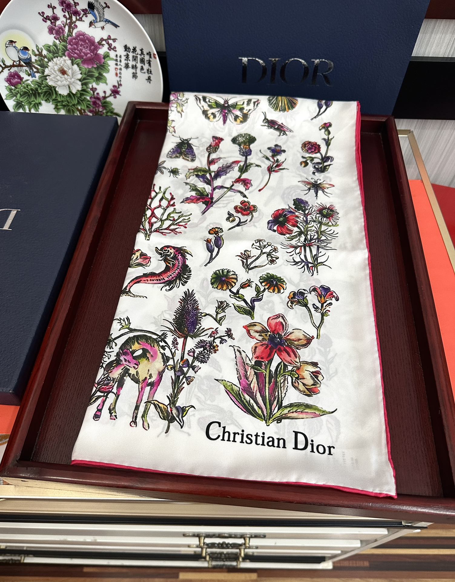 🔥上新Dior 最新款官网同步Camo PaPillon 图案印花[庆祝]以优雅而诗意的设计全新演绎蝴蝶