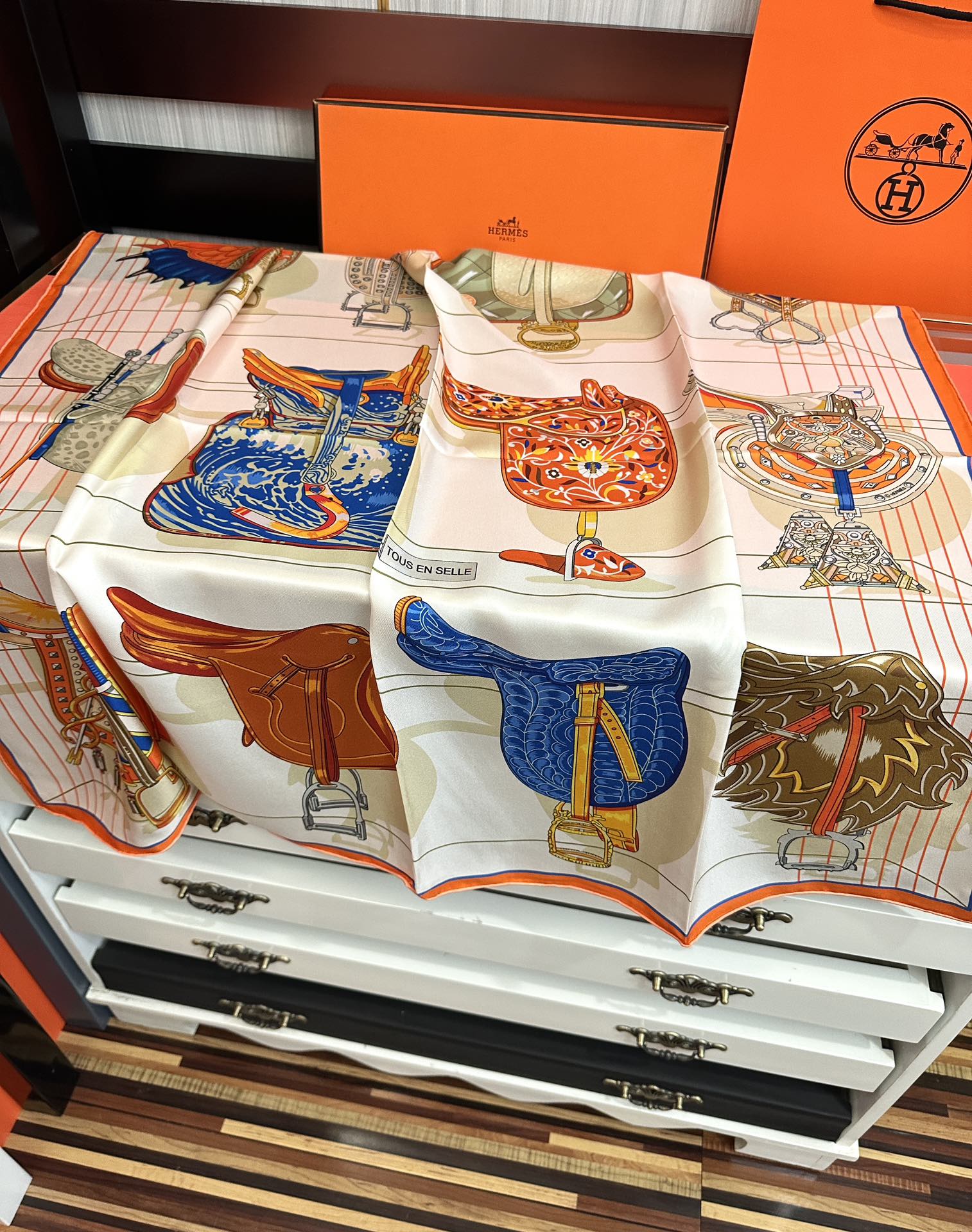 🔥HERMES 【鞍上世界】[太阳]精致卷边[嘴唇]太美了品质感很显好[得意]好搭到上瘾的丝巾[色]带着