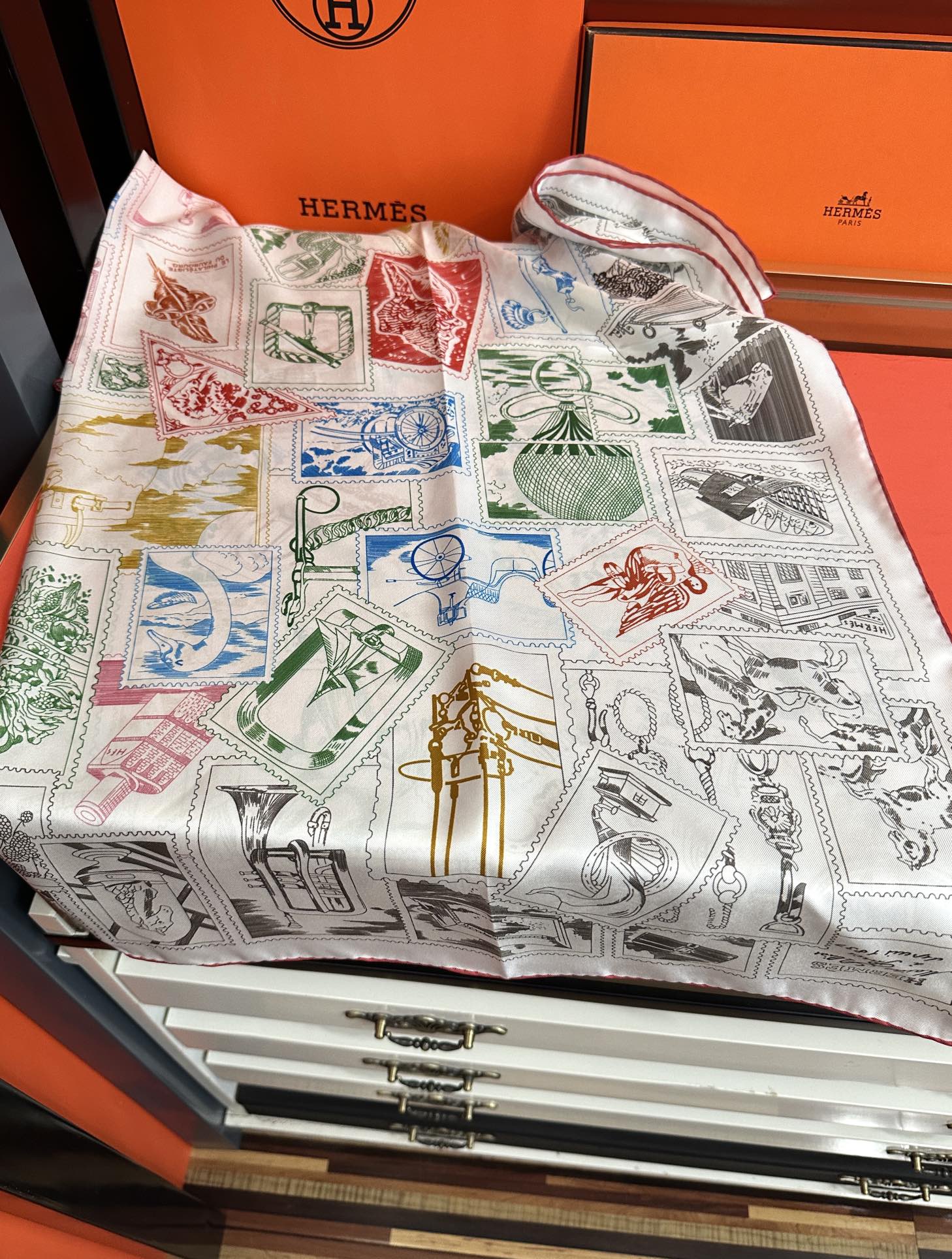 上新2025 🔥HERMES 重磅[庆祝]【福宝集邮者】90方巾[嘴唇]精简时髦，太美了 品质感很显好[