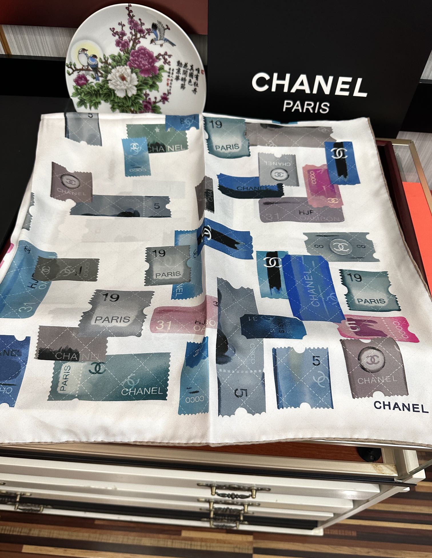 高版本🔥香奈儿24k邮票方巾 官网同步 这一款方巾以邮票元素为主[得意]除此之外还有成衣、小丝巾的设计颜