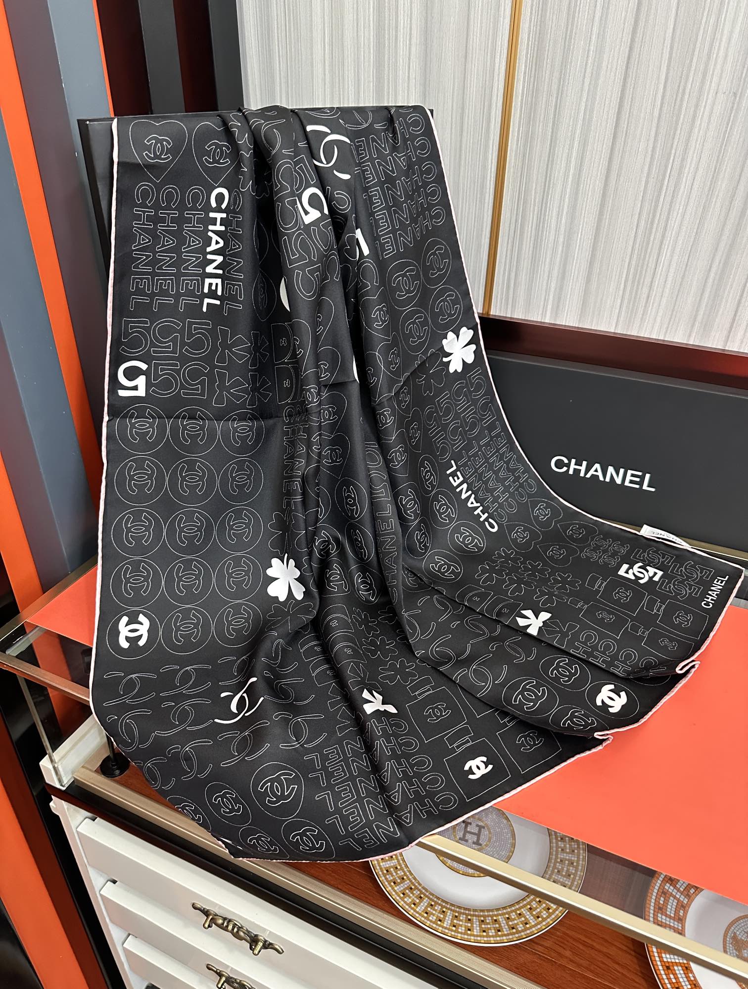 🔥高版本 香奈儿 【5号香水瓶】👍香奶奶永远都是比较经典[發]一条印有5号香水瓶跟四叶草交织图案巧妙搭配