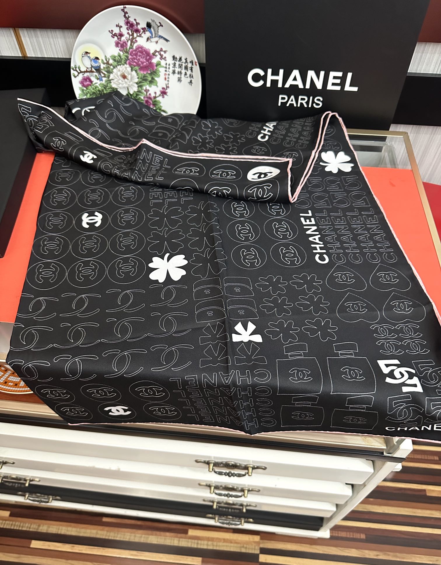 🔥高版本 香奈儿 【5号香水瓶】👍香奶奶永远都是比较经典[發]一条印有5号香水瓶跟四叶草交织图案巧妙搭配