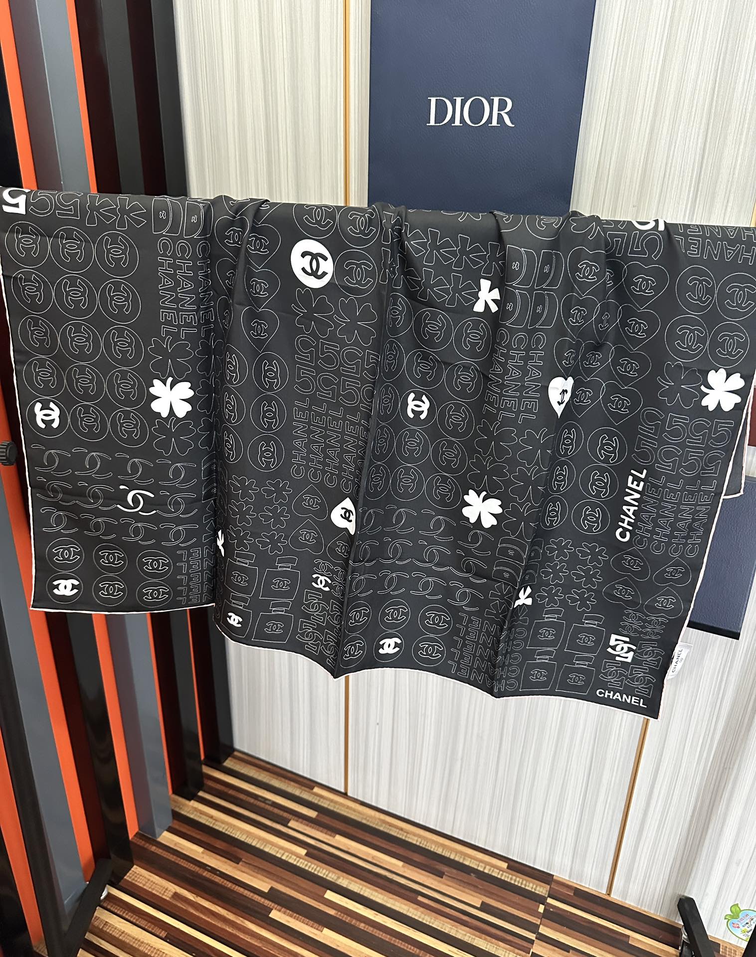 🔥高版本 香奈儿 【5号香水瓶】👍香奶奶永远都是比较经典[發]一条印有5号香水瓶跟四叶草交织图案巧妙搭配