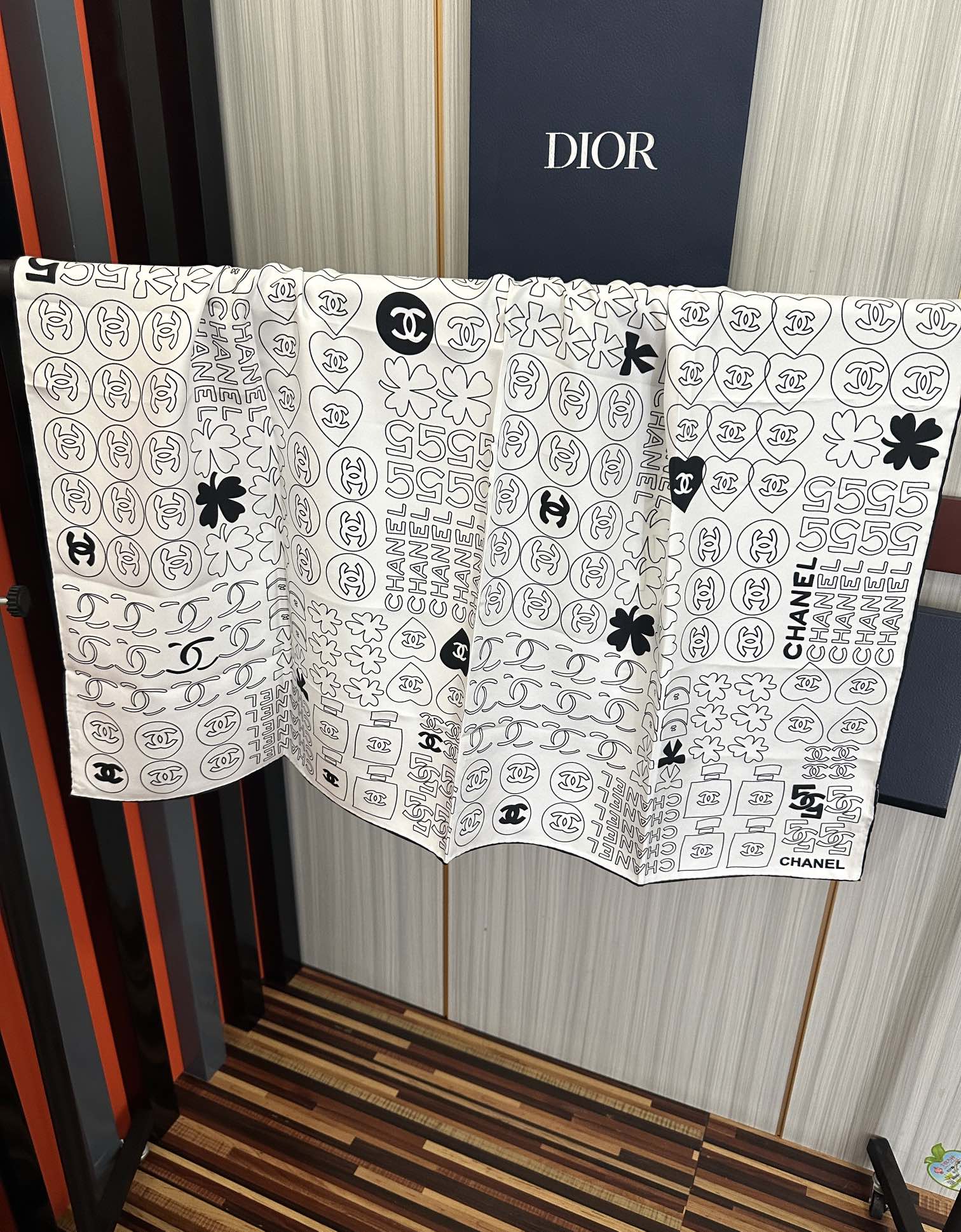 🔥高版本 香奈儿 【5号香水瓶】👍香奶奶永远都是比较经典[發]一条印有5号香水瓶跟四叶草交织图案巧妙搭配