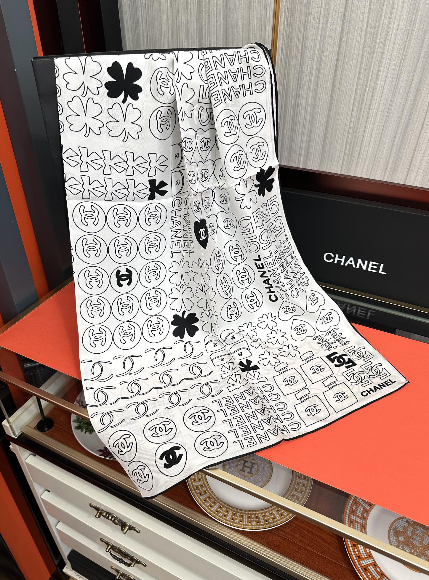 🔥高版本 香奈儿 【5号香水瓶】👍香奶奶永远都是比较经典[發]一条印有5号香水瓶跟四叶草交织图案巧妙搭配