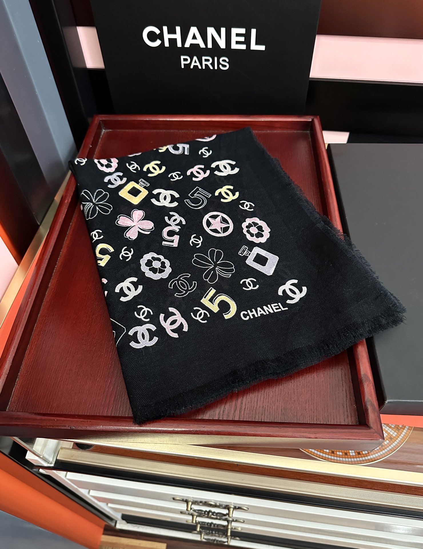 🔥爆款小香太美了[嘴唇]2025最新款【5号香水瓶】必备款 顶级设计太美了，真心赞👍😘💍实物真心美 🎀披