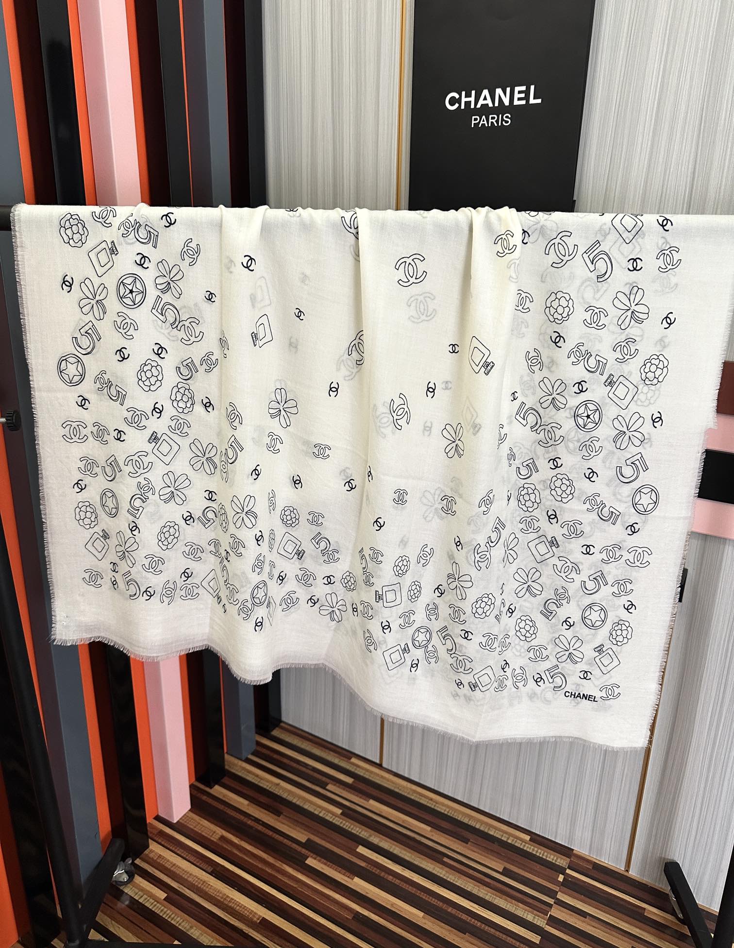 🔥爆款小香太美了[嘴唇]2025最新款【5号香水瓶】必备款 顶级设计太美了，真心赞👍😘💍实物真心美 🎀披