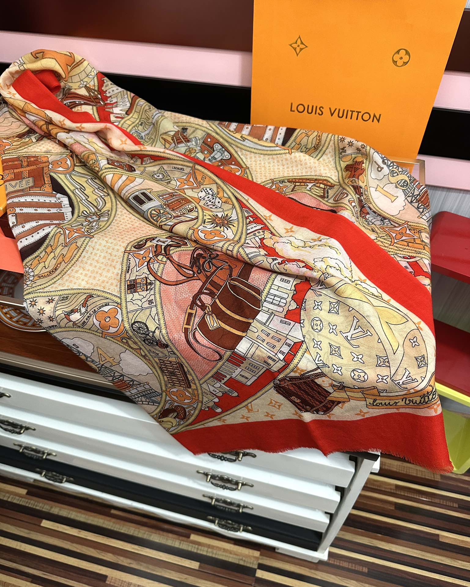 🔥LvZG最新款2025 重磅推荐[爱心]顶级高端设计太美了[啤酒]真心赞👍【戒指绒长巾】😘💍实物真心美