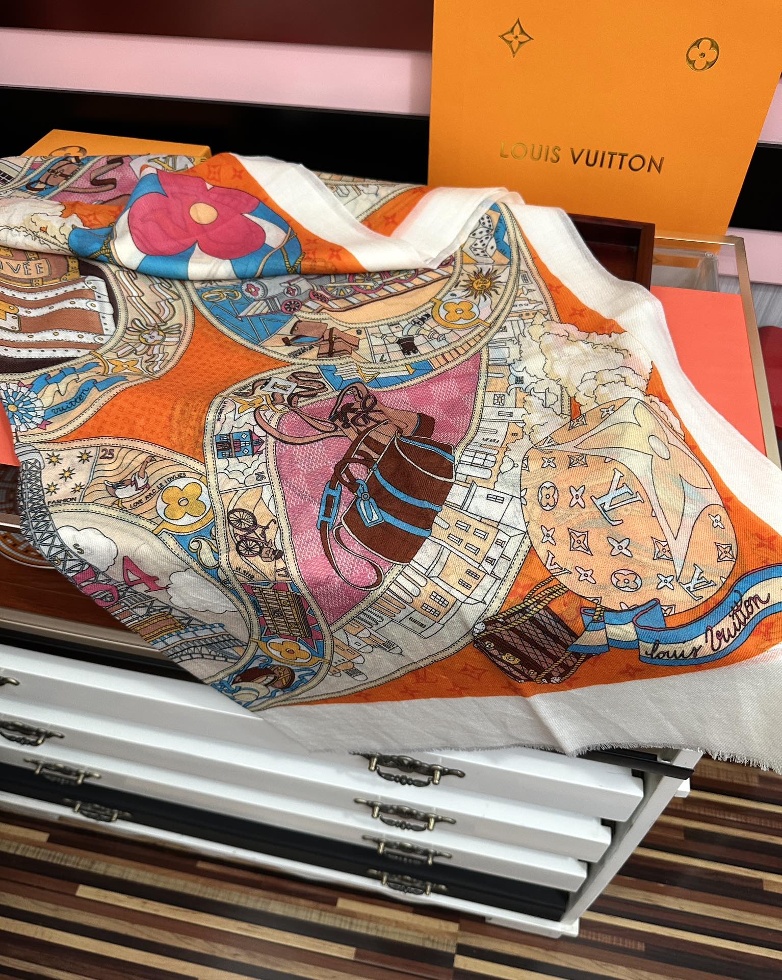 🔥LvZG最新款2025 重磅推荐[爱心]顶级高端设计太美了[啤酒]真心赞👍【戒指绒长巾】😘💍实物真心美