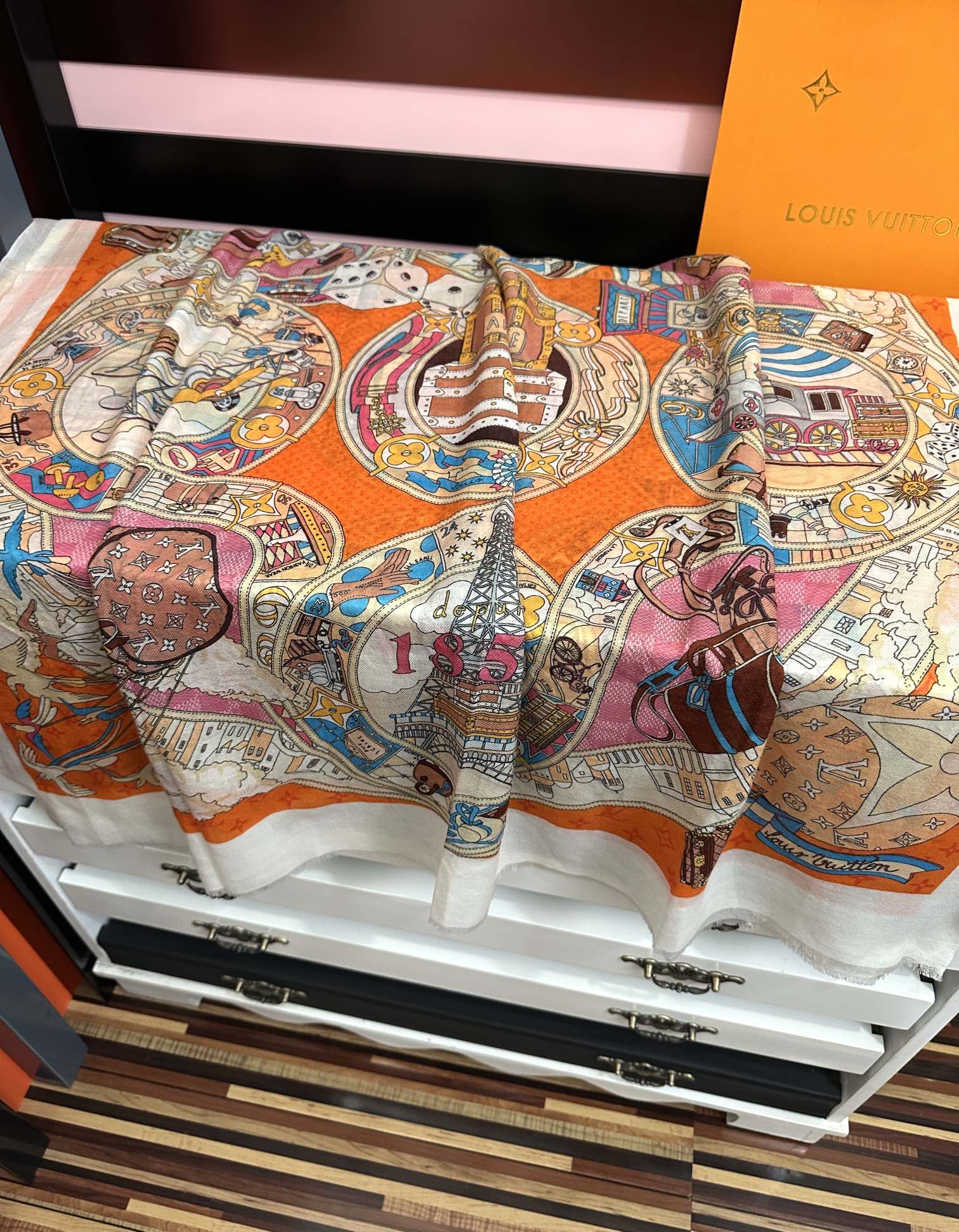 🔥LvZG最新款2025 重磅推荐[爱心]顶级高端设计太美了[啤酒]真心赞👍【戒指绒长巾】😘💍实物真心美