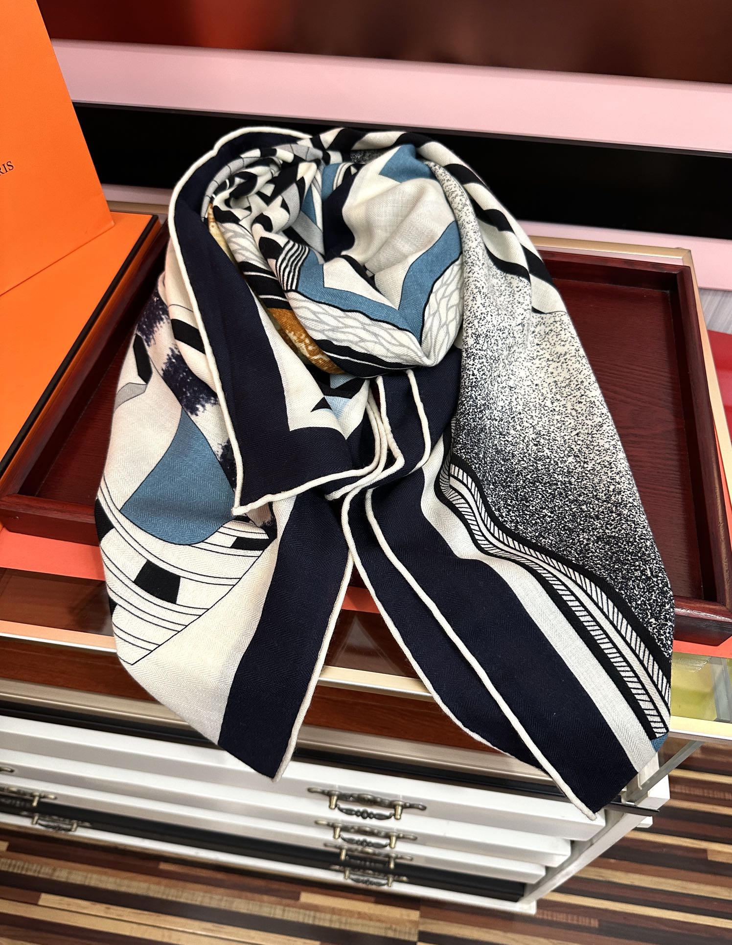 新款🔥爱马仕2025秋冬新款[爱心]新一季丝巾采购清单估计各位养马人们已经列好了[太阳]我就不推荐了回头