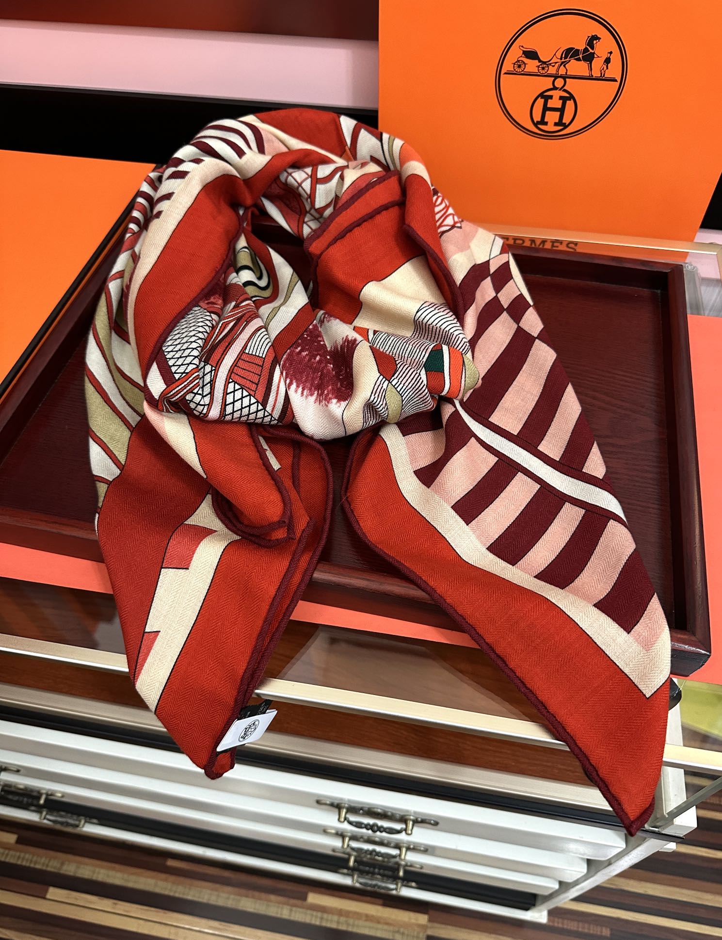 新款🔥爱马仕2025秋冬新款[爱心]新一季丝巾采购清单估计各位养马人们已经列好了[太阳]我就不推荐了回头