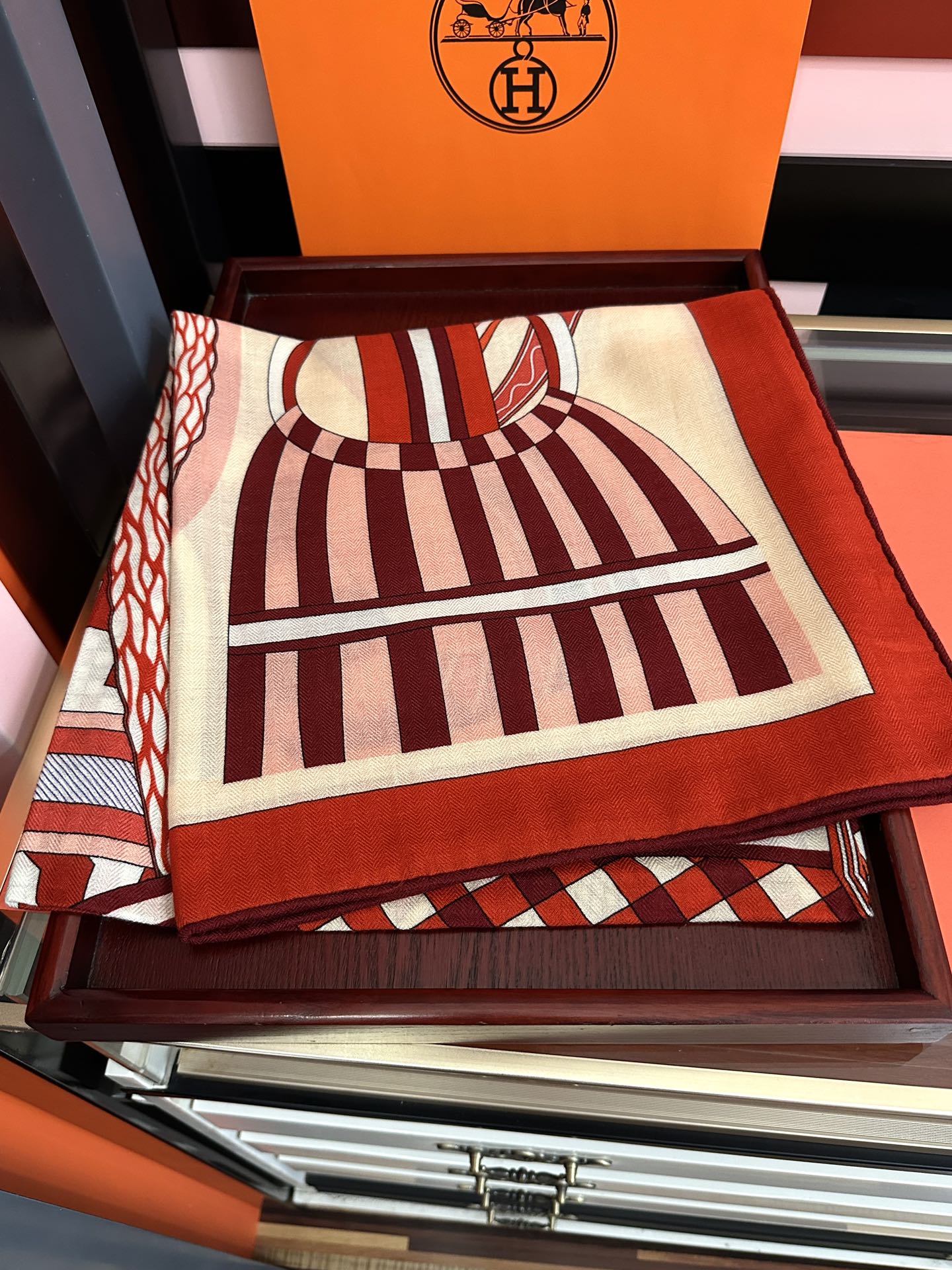 新款🔥爱马仕2025秋冬新款[爱心]新一季丝巾采购清单估计各位养马人们已经列好了[太阳]我就不推荐了回头