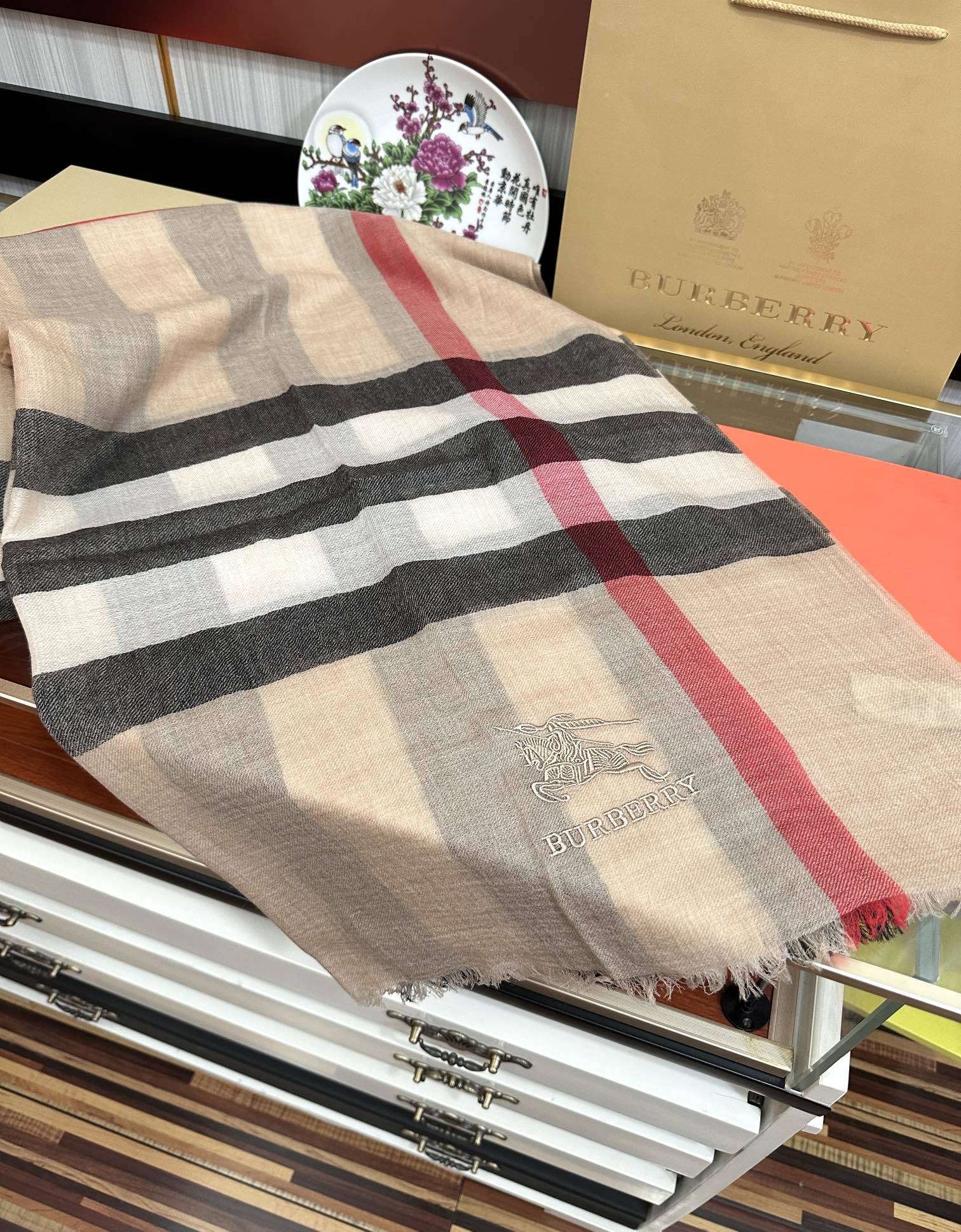 🔥 爆款巴宝莉 🧣万众瞩目战马绣标经典版到货🎆最优质的年轻设计师推出的最新概念👓搭配调色纱染再色织🎉交织