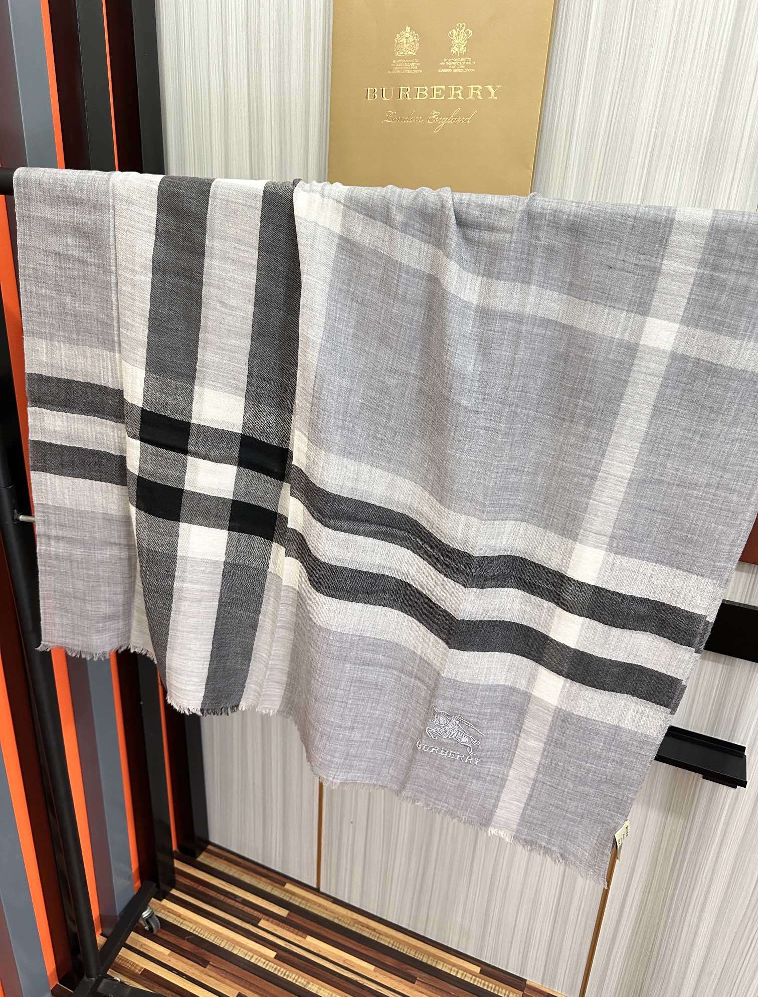 🔥 爆款巴宝莉 🧣万众瞩目战马绣标经典版到货🎆最优质的年轻设计师推出的最新概念👓搭配调色纱染再色织🎉交织