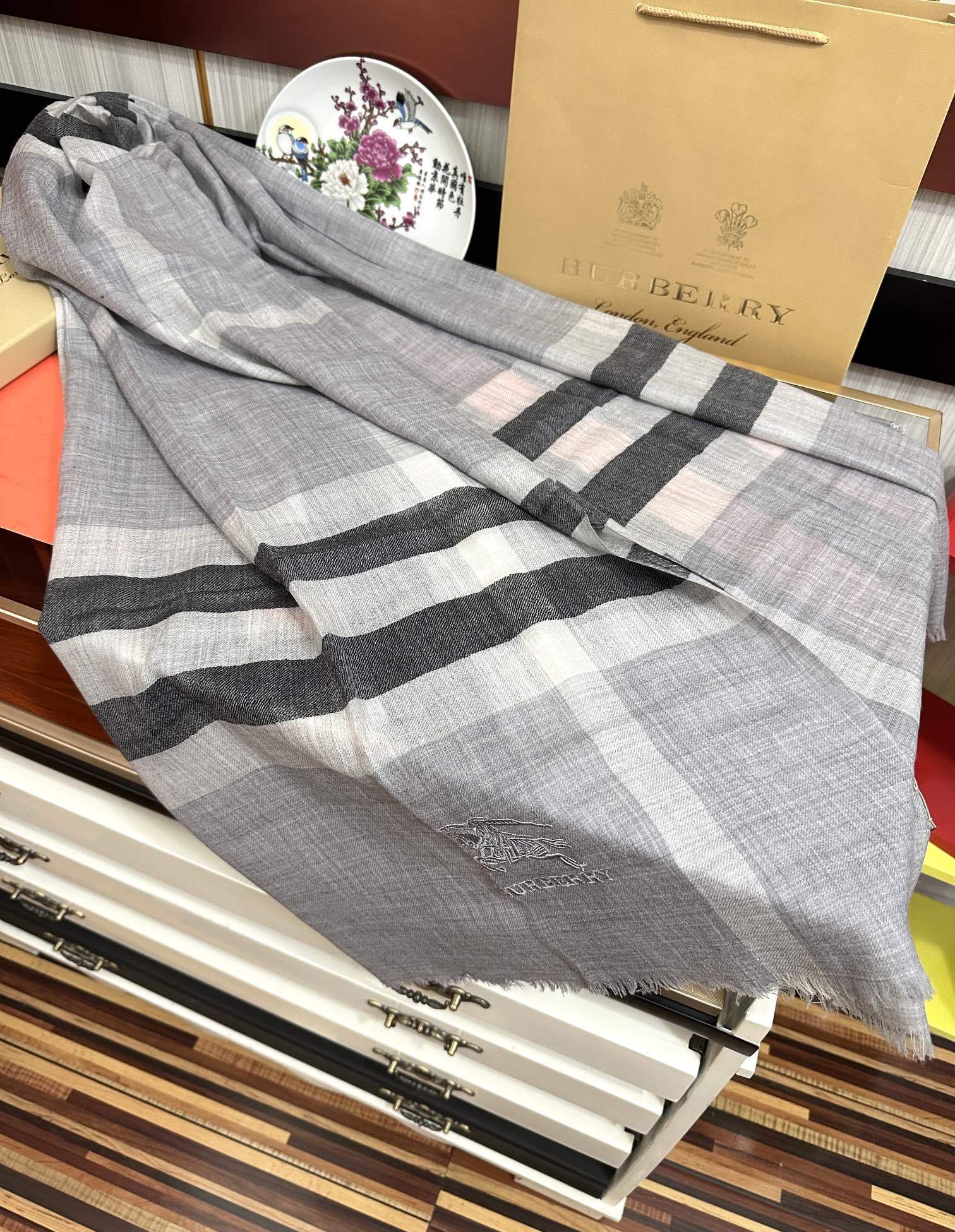 🔥 爆款巴宝莉 🧣万众瞩目战马绣标经典版到货🎆最优质的年轻设计师推出的最新概念👓搭配调色纱染再色织🎉交织