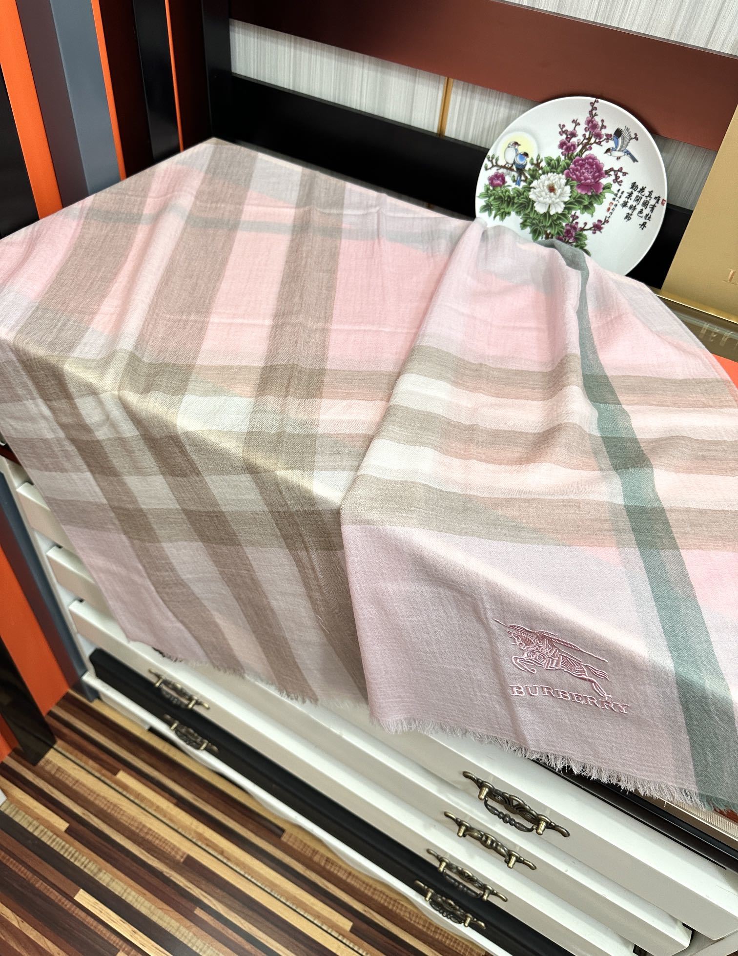 🔥 爆款巴宝莉 🧣万众瞩目战马绣标经典版到货🎆最优质的年轻设计师推出的最新概念👓搭配调色纱染再色织🎉交织