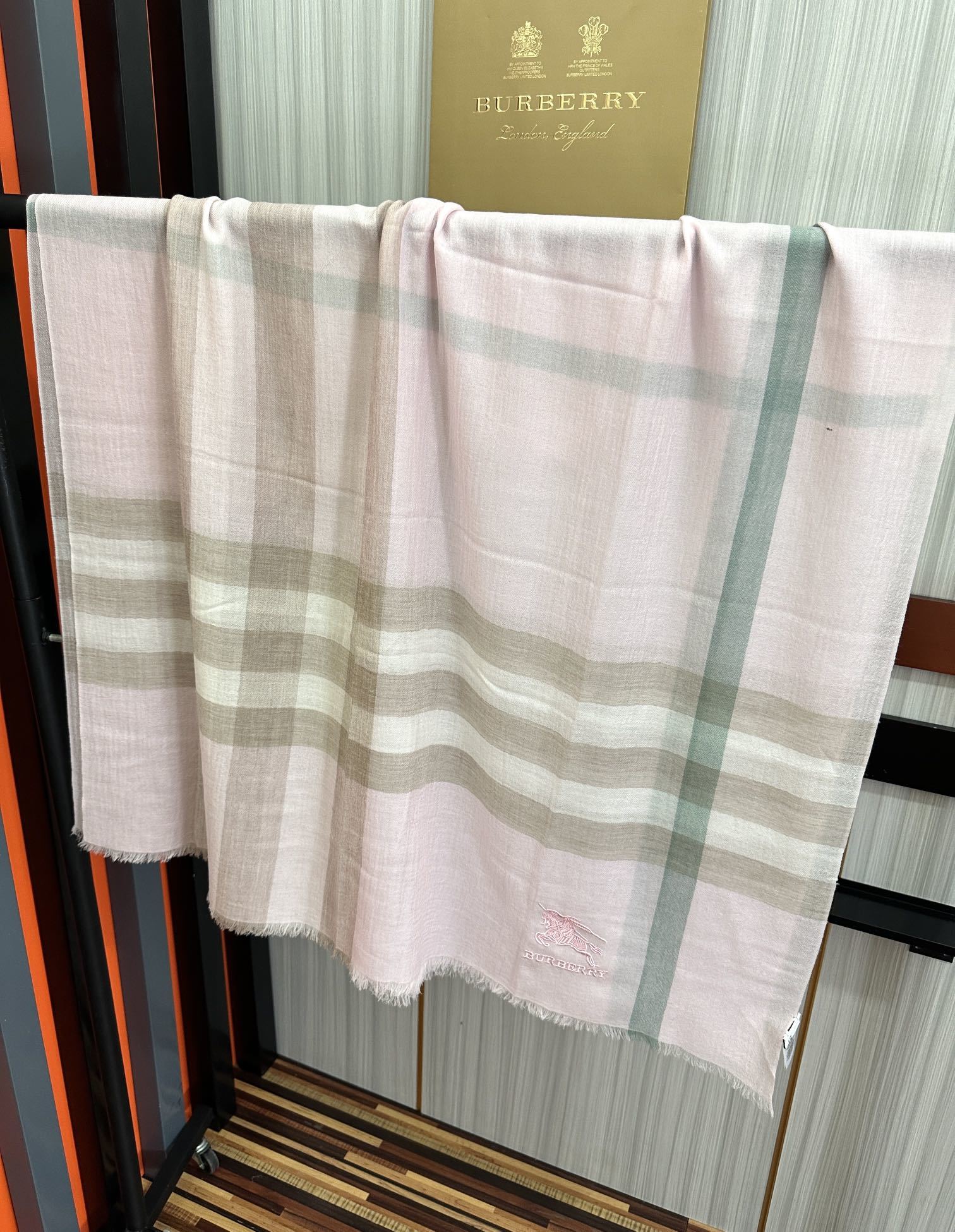 🔥 爆款巴宝莉 🧣万众瞩目战马绣标经典版到货🎆最优质的年轻设计师推出的最新概念👓搭配调色纱染再色织🎉交织