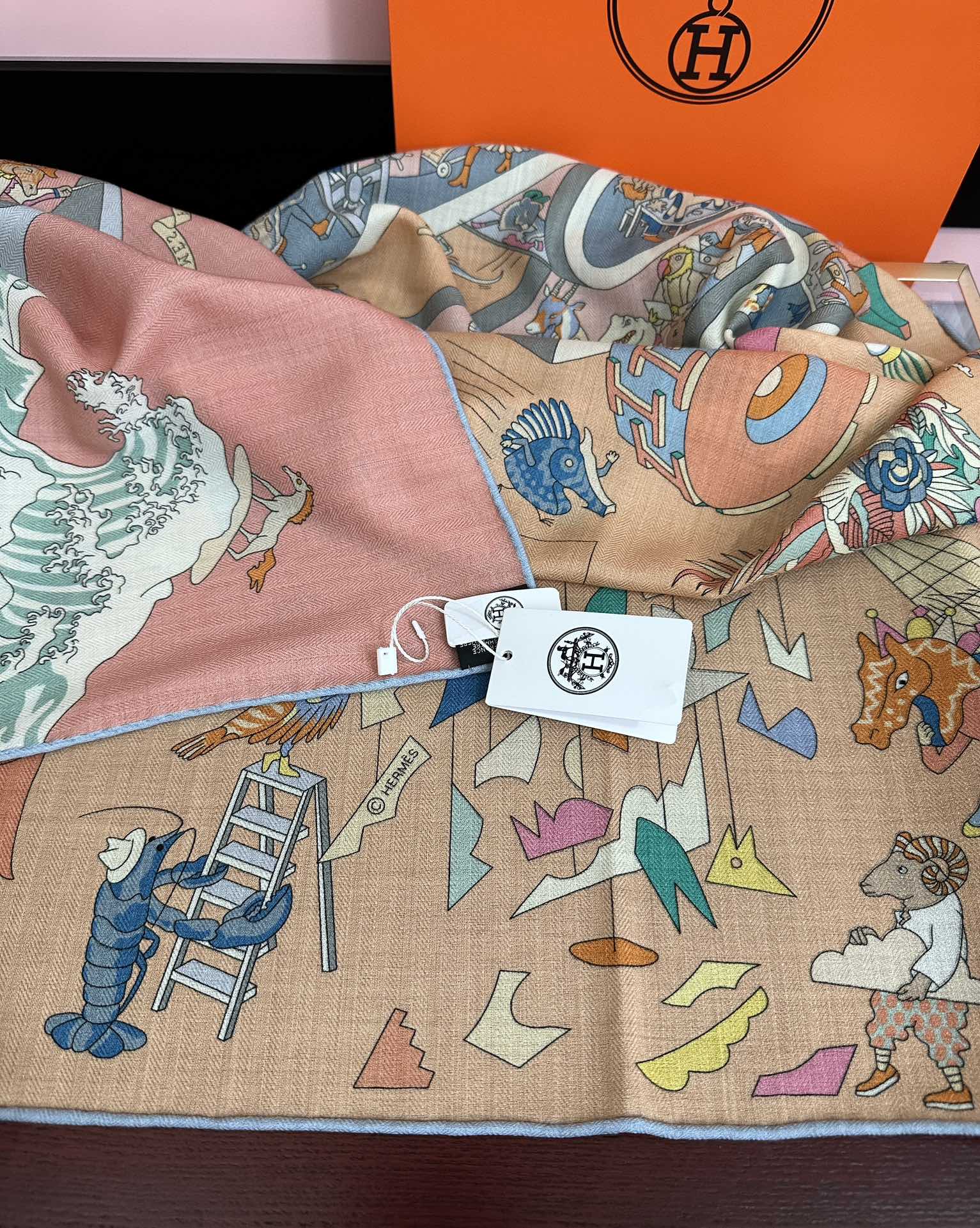 上新 。爱马仕 【马术学院】[嘴唇]今年最新款 140双面同色丝毛披肩这款爱马仕的经典单品展现强大而迷人