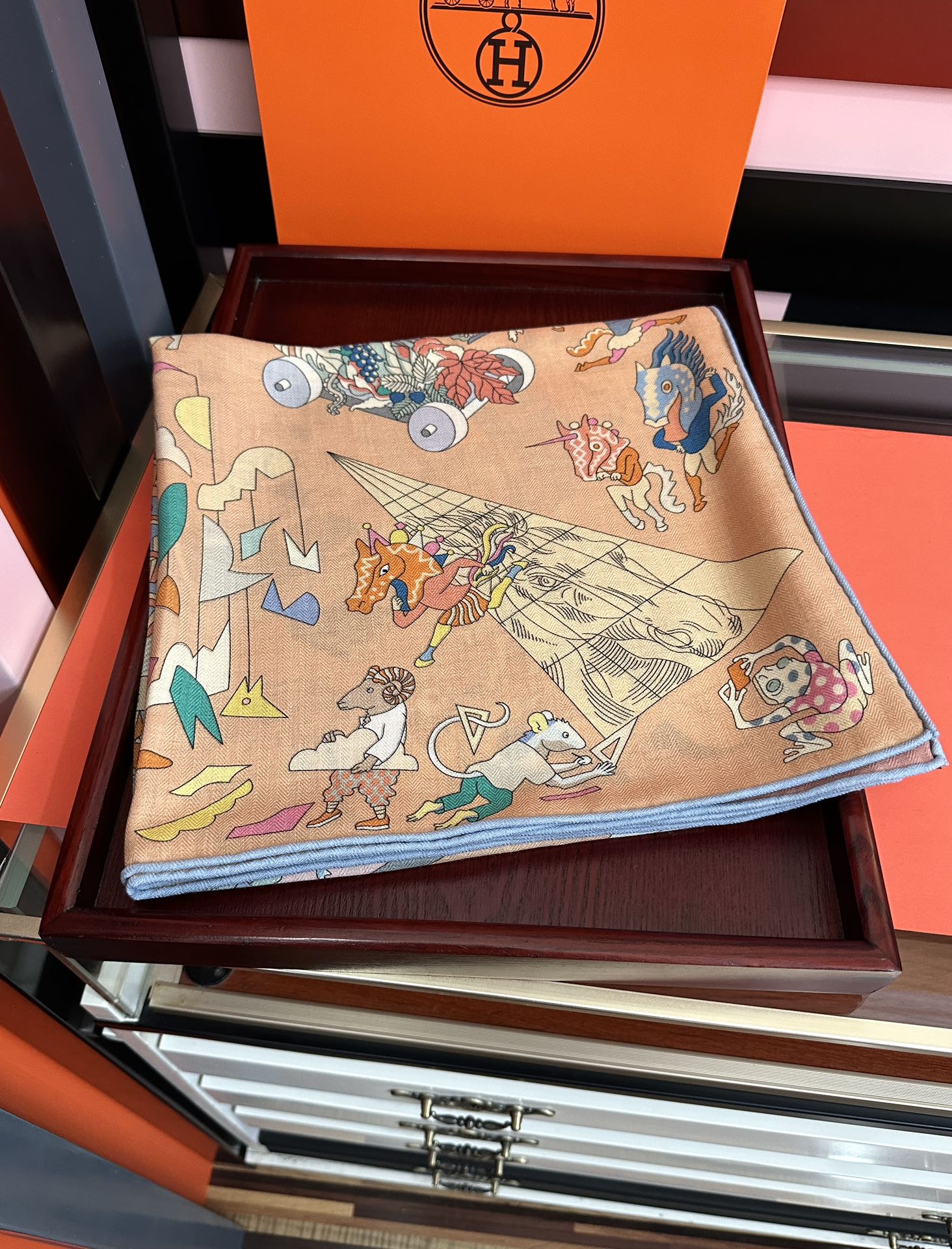 上新 。爱马仕 【马术学院】[嘴唇]今年最新款 140双面同色丝毛披肩这款爱马仕的经典单品展现强大而迷人