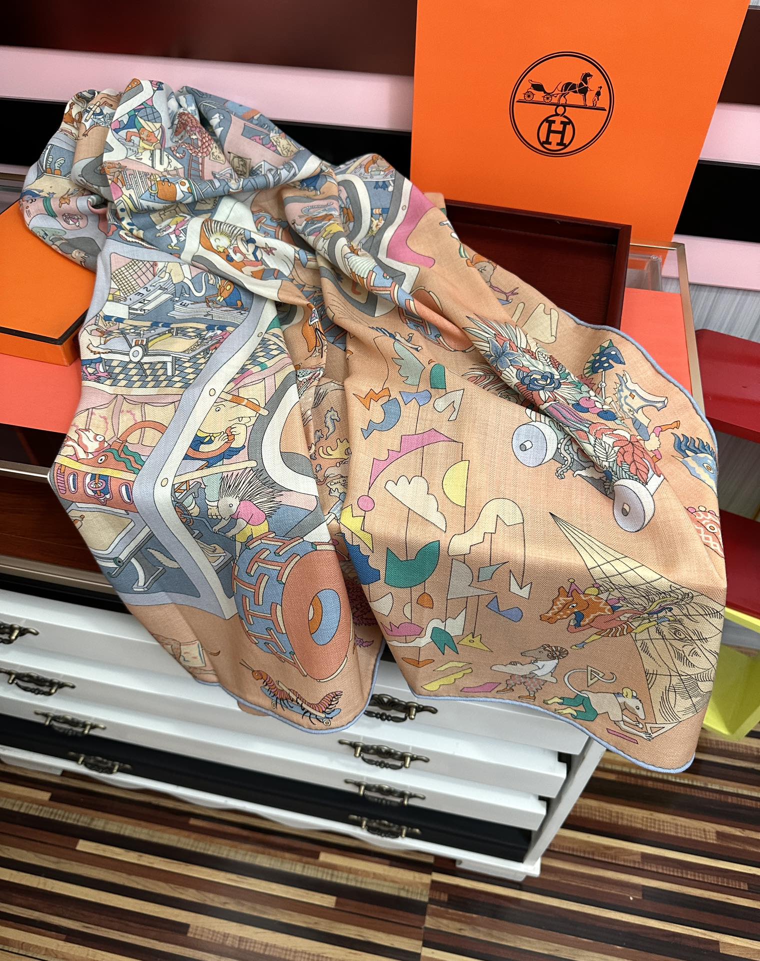 上新 。爱马仕 【马术学院】[嘴唇]今年最新款 140双面同色丝毛披肩这款爱马仕的经典单品展现强大而迷人