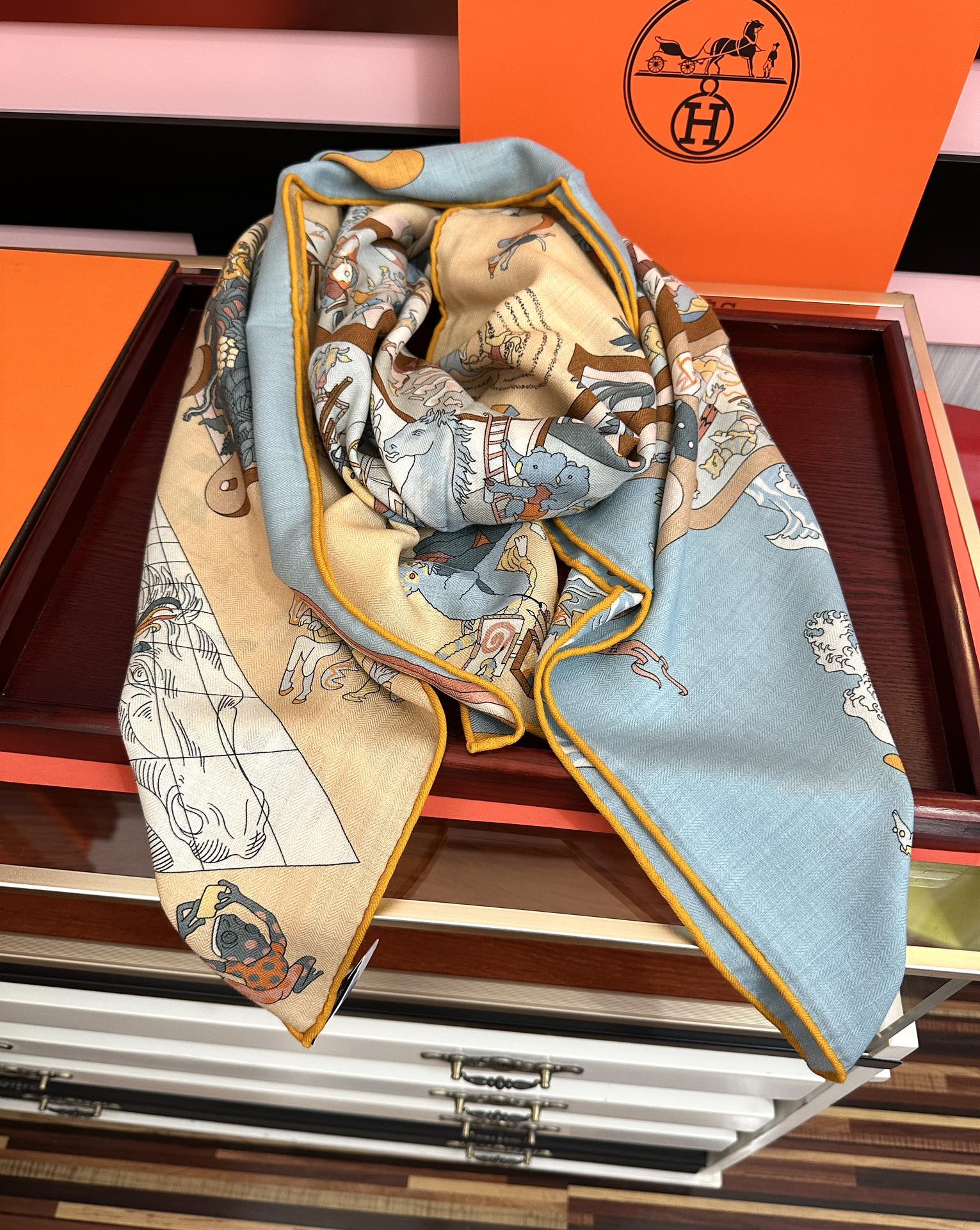 上新 。爱马仕 【马术学院】[嘴唇]今年最新款 140双面同色丝毛披肩这款爱马仕的经典单品展现强大而迷人