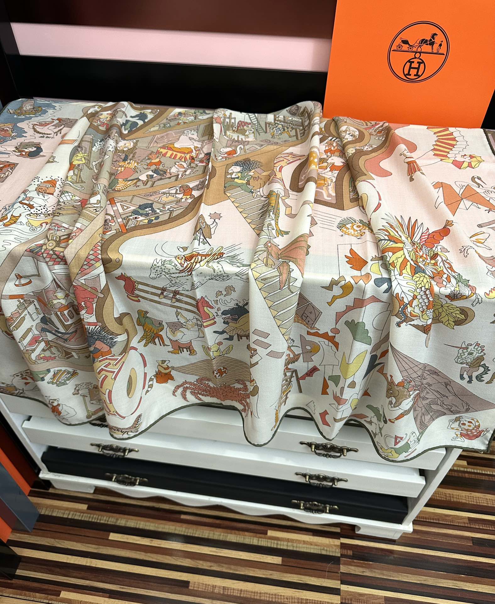 上新 。爱马仕 【马术学院】[嘴唇]今年最新款 140双面同色丝毛披肩这款爱马仕的经典单品展现强大而迷人