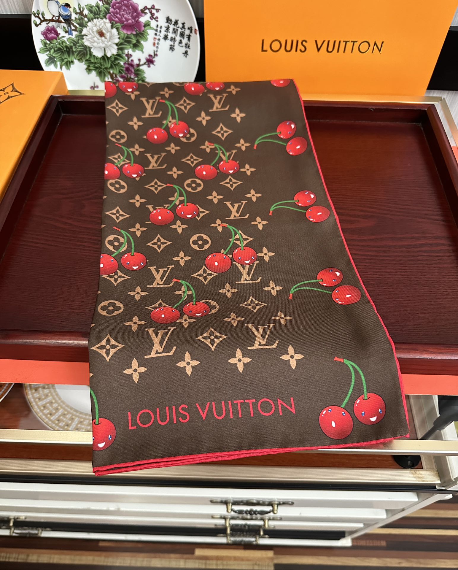 新款🔥高品质太美了[庆祝]LV官网同步【18mm双面同色顶级真丝】[庆祝]“L家”90典藏方巾通过别致的