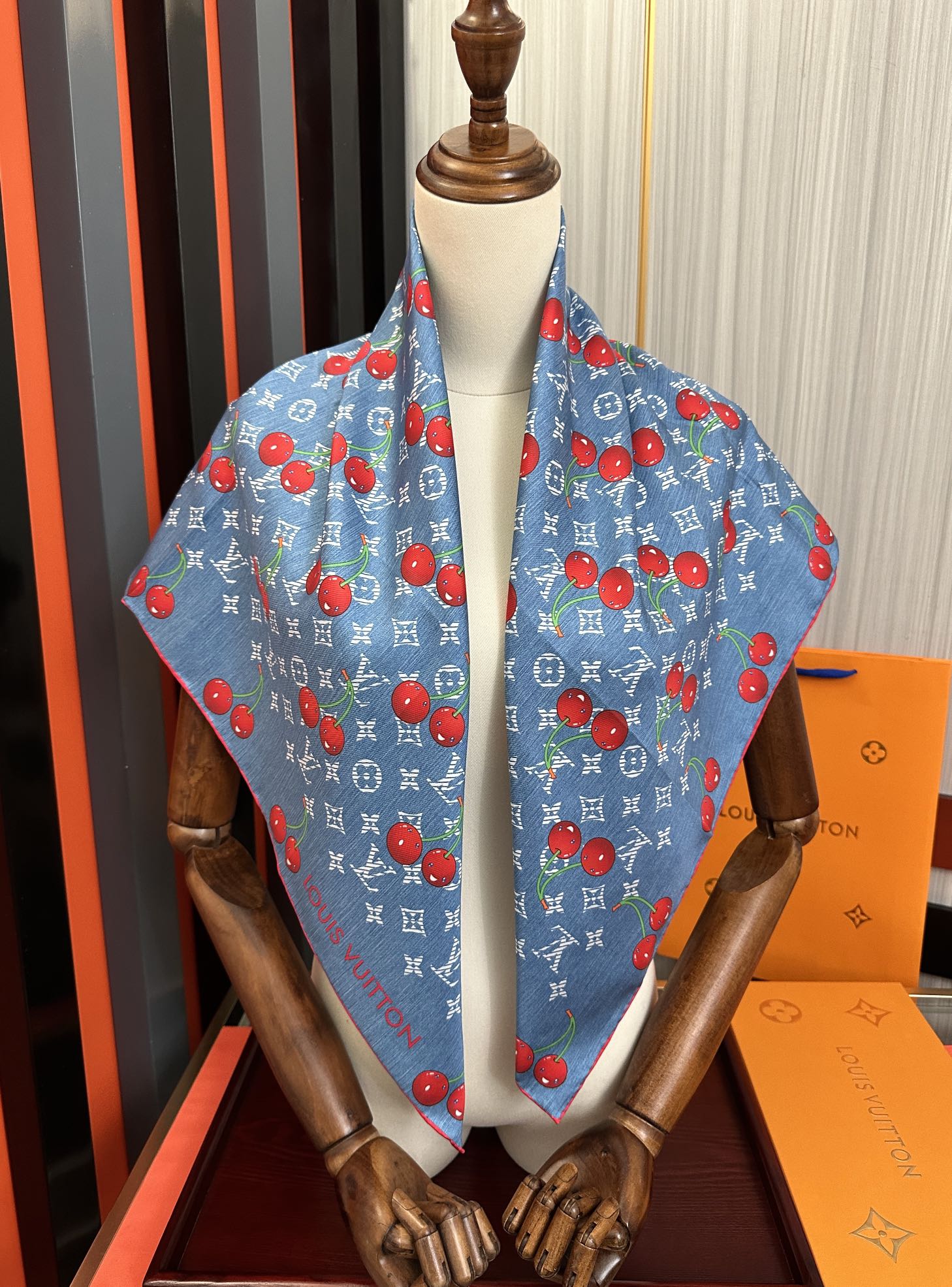 新款🔥高品质太美了[庆祝]LV官网同步【18mm双面同色顶级真丝】[庆祝]“L家”90典藏方巾通过别致的