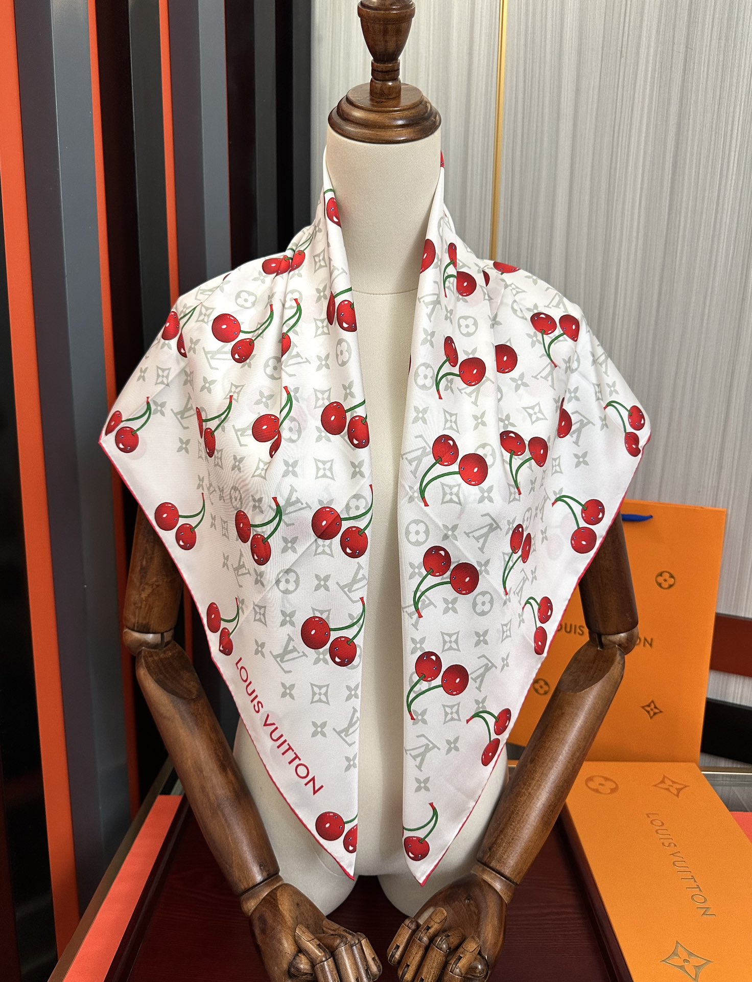 新款🔥高品质太美了[庆祝]LV官网同步【18mm双面同色顶级真丝】[庆祝]“L家”90典藏方巾通过别致的