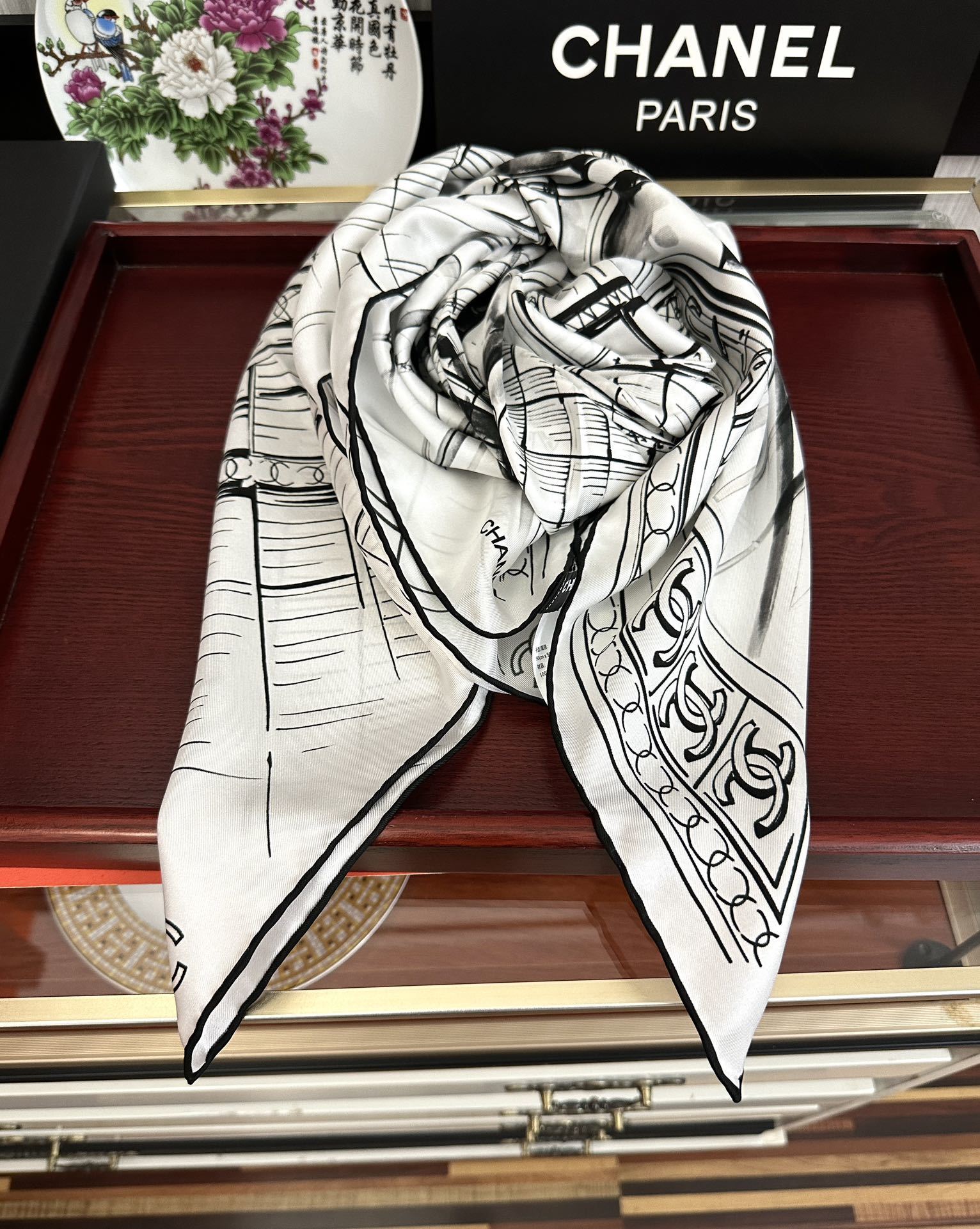 🔥新款 香奈 今年的爆款 这款必入丝巾 官网同步 的图案是巴黎大皇宫中被命名为“Gabrielle Ch