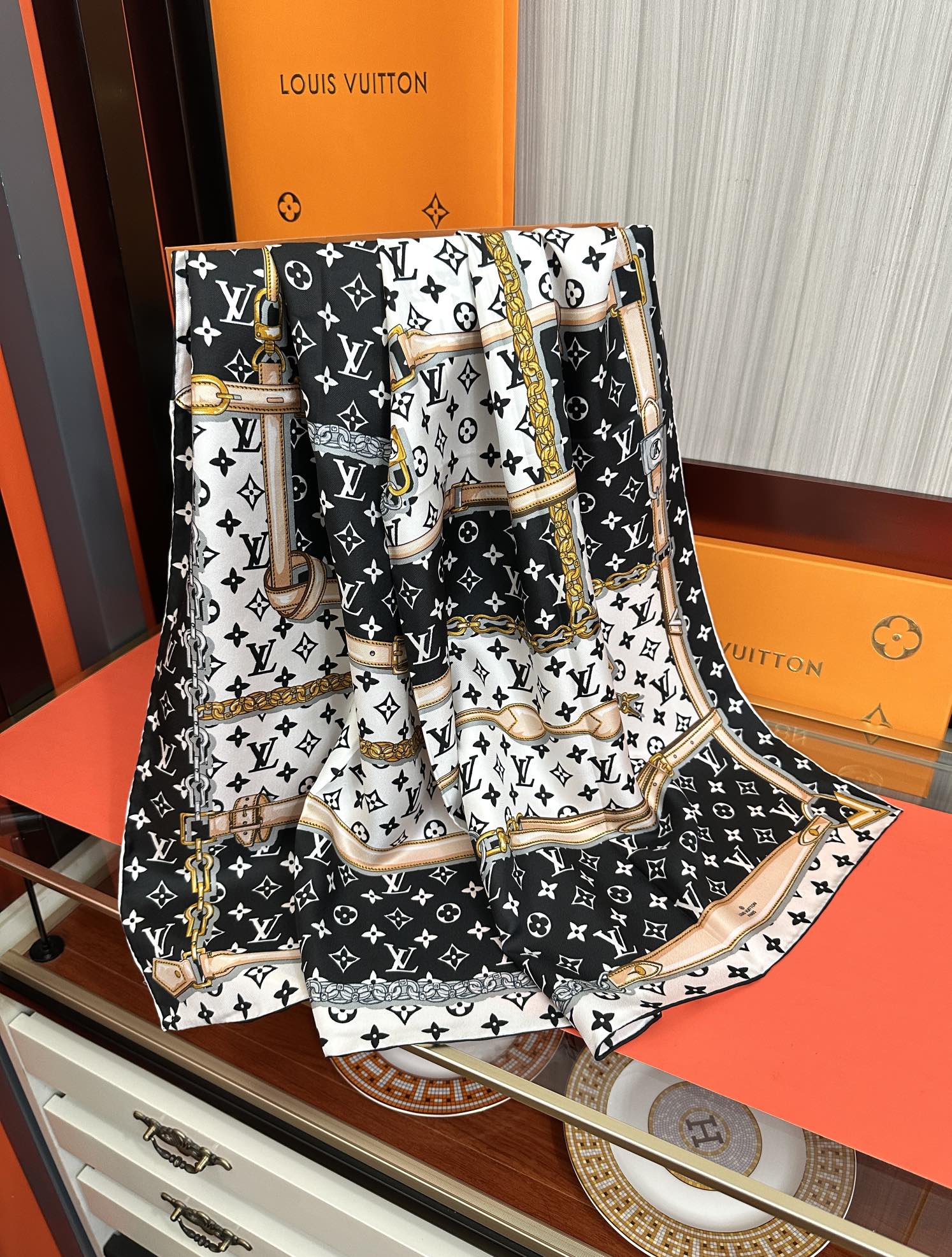 上新，L家 2025年最新款🔥💃💄女神及日常都非常好搭配的款😍平时穿搭也非常好搭配，整个人看起来都会神采