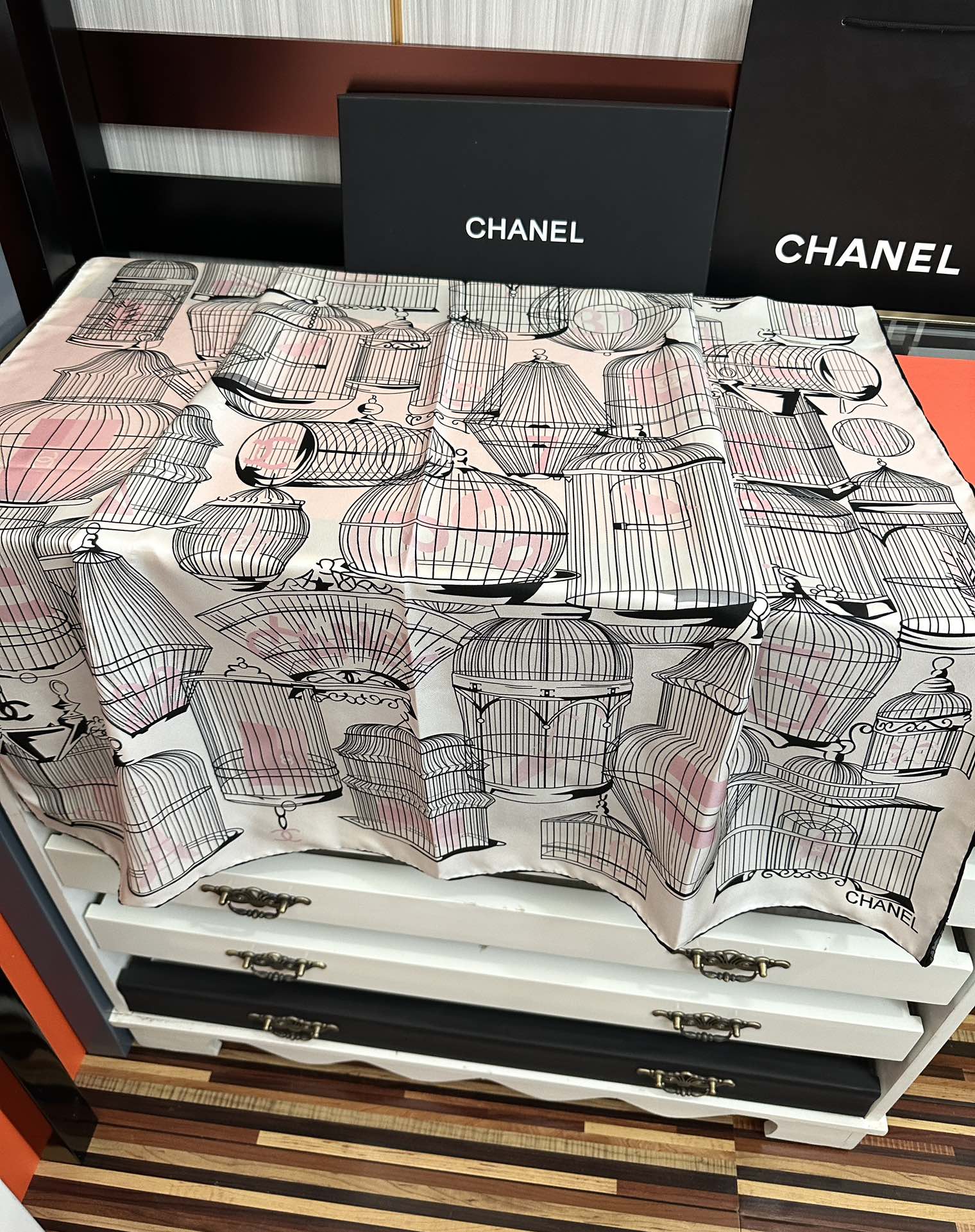 🔥最新款 香奈儿 顶级设计师 又一新款出货了[庆祝]靓女们必备款[色]太美了[玫瑰]上身效果非常美[得意