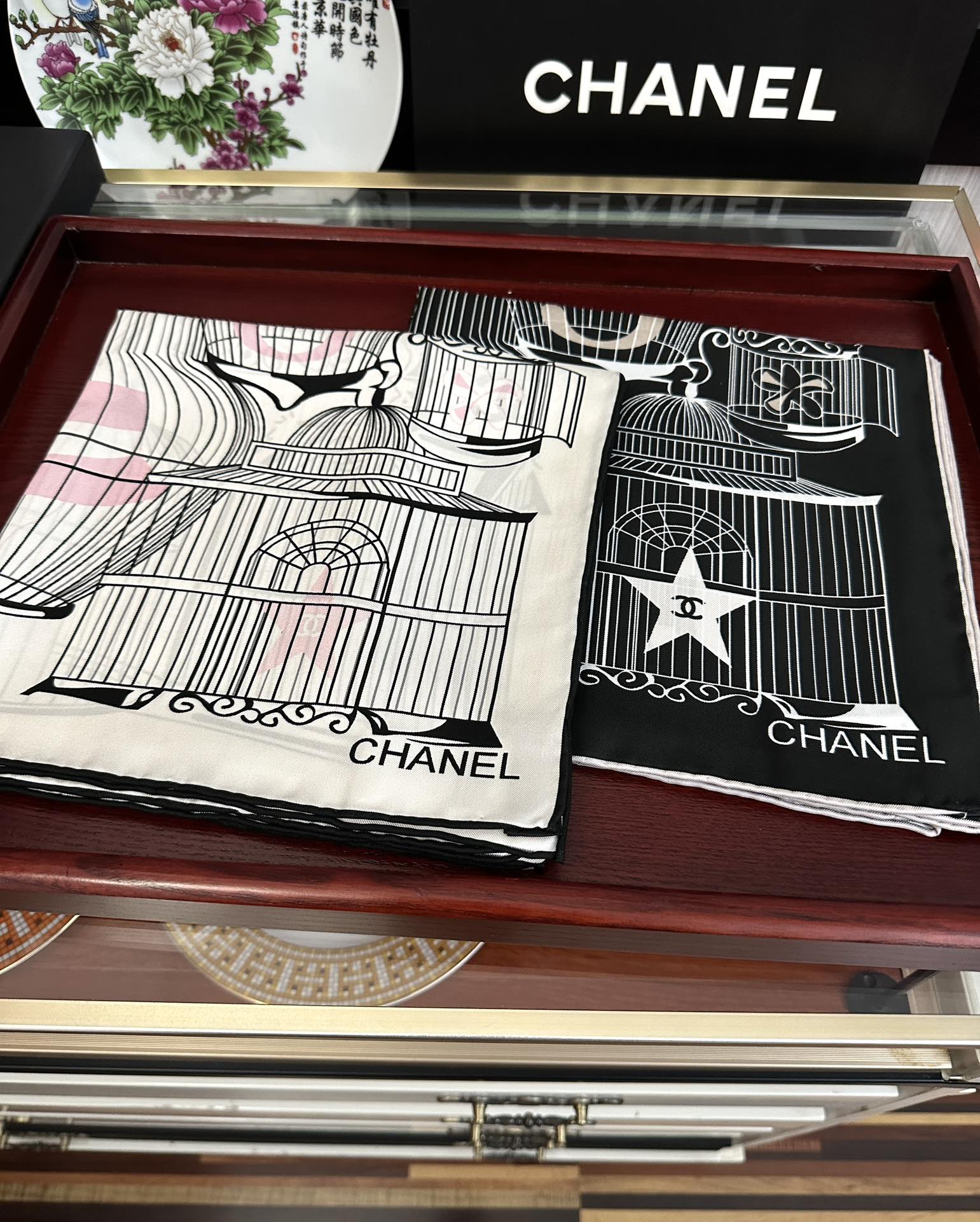 🔥最新款 香奈儿 顶级设计师 又一新款出货了[庆祝]靓女们必备款[色]太美了[玫瑰]上身效果非常美[得意