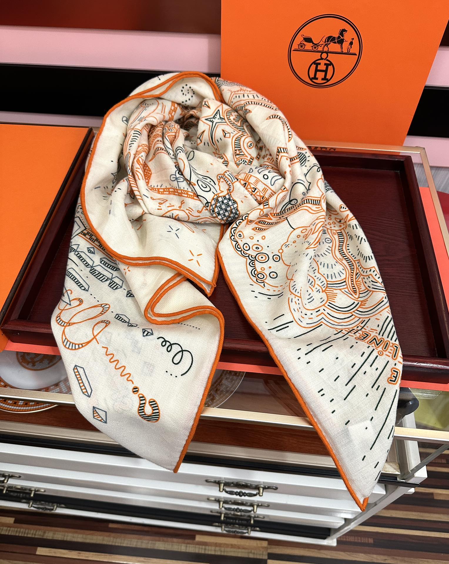 太美了❤️爱马仕 今年经典优雅[礼物]~气质到骨子里[色]新一季的面料超高级，真心超级柔软，丝丝顺滑[太