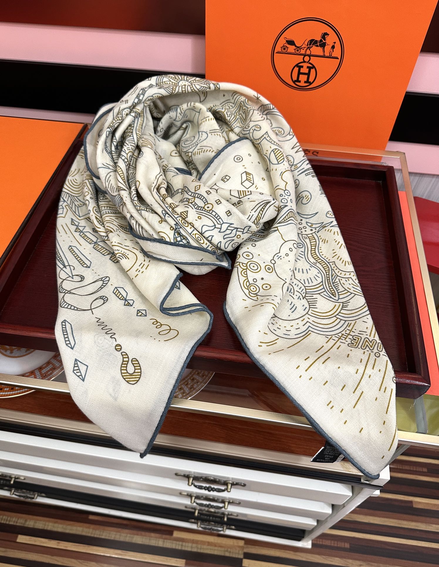 太美了❤️爱马仕 今年经典优雅[礼物]~气质到骨子里[色]新一季的面料超高级，真心超级柔软，丝丝顺滑[太