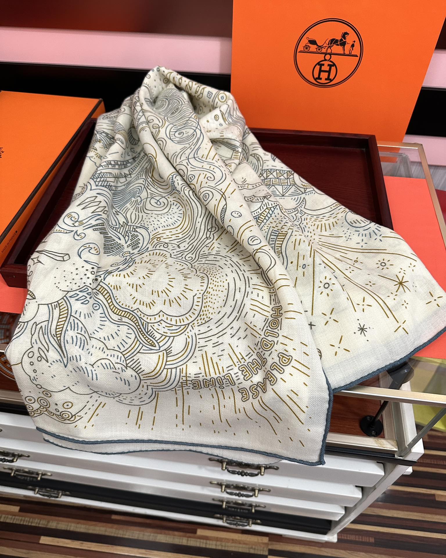 太美了❤️爱马仕 今年经典优雅[礼物]~气质到骨子里[色]新一季的面料超高级，真心超级柔软，丝丝顺滑[太