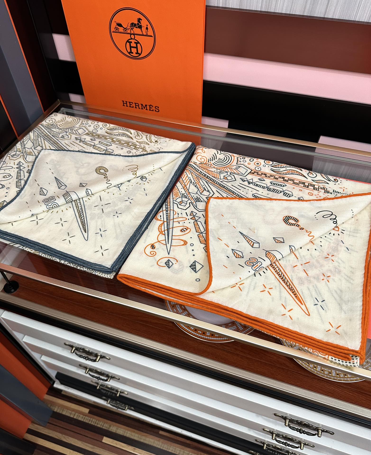 太美了❤️爱马仕 今年经典优雅[礼物]~气质到骨子里[色]新一季的面料超高级，真心超级柔软，丝丝顺滑[太