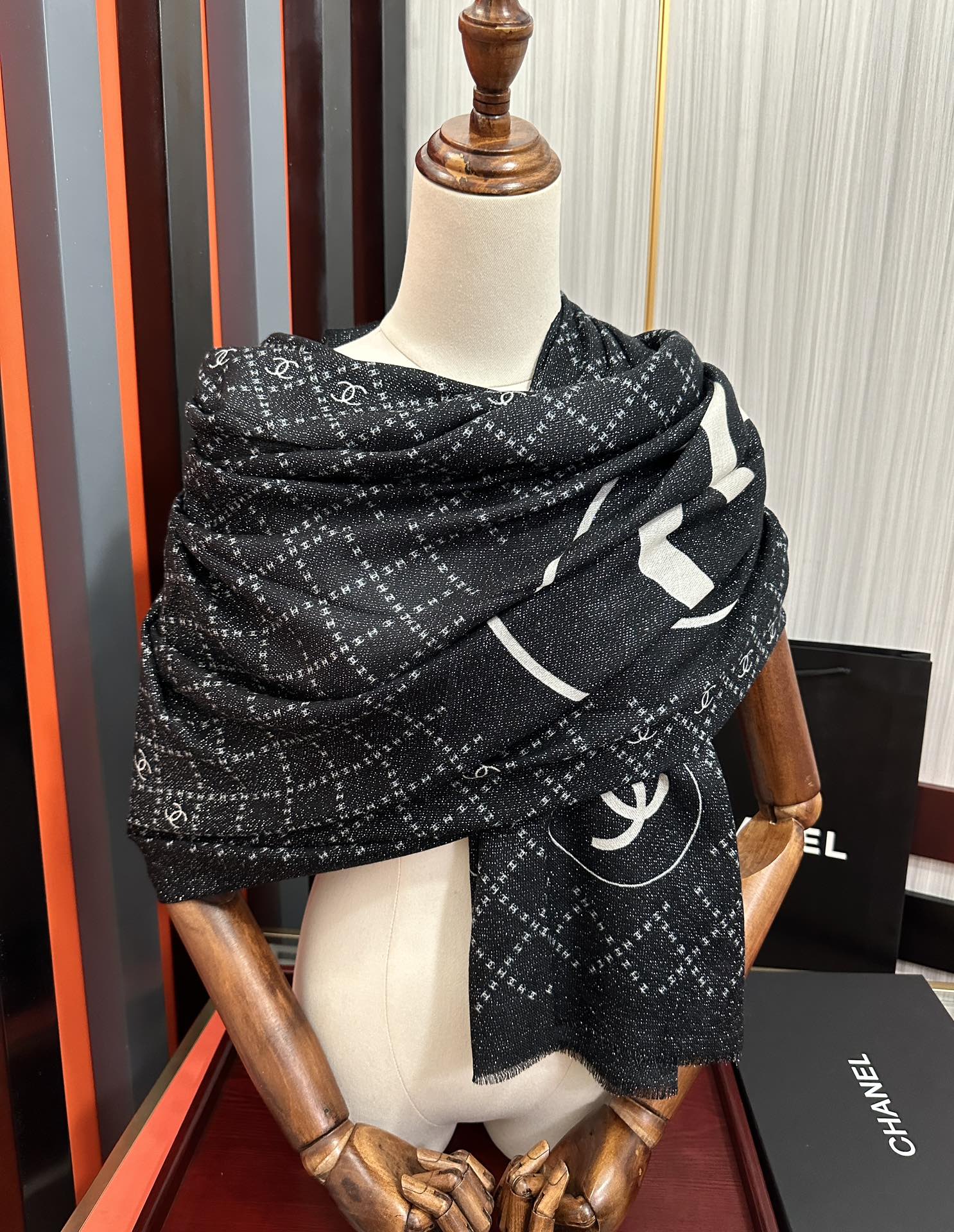 上新🔥小香 银丝2025 最新款[吃瓜]闪闪发光[咖啡]顶级设计太美了，真心赞👍【羊绒绒长巾】😘💍实物真