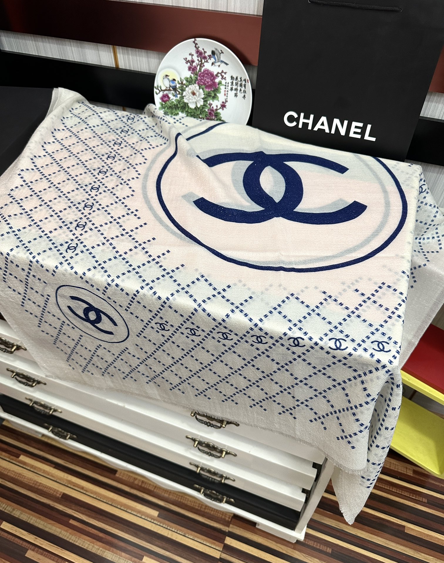 上新🔥小香 银丝2025 最新款[吃瓜]闪闪发光[咖啡]顶级设计太美了，真心赞👍【羊绒绒长巾】😘💍实物真