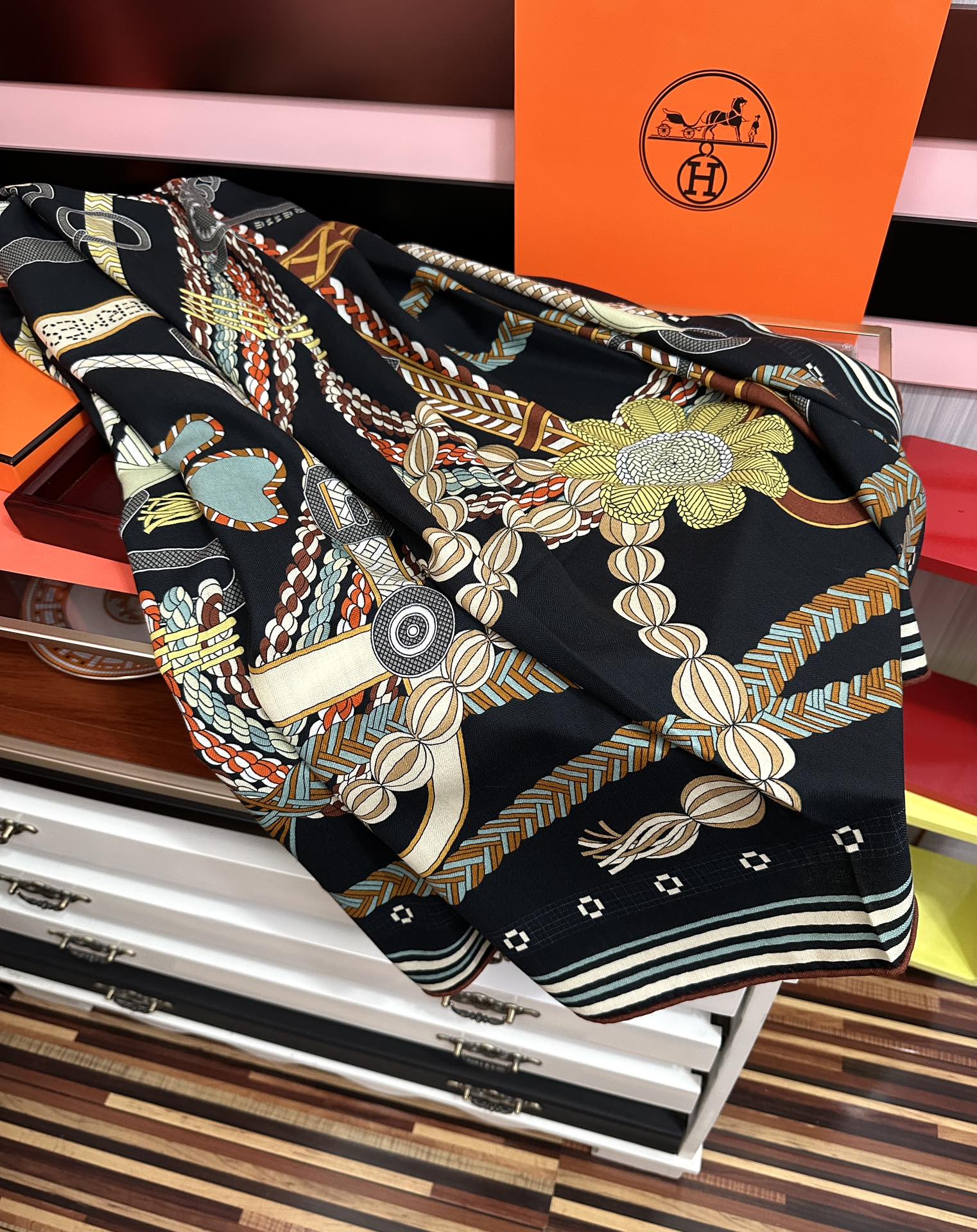 。高品质 新款 爱马仕【编织鞍袋】官网同步 2025秋冬新款[爱心]新一季丝巾采购清单估计各位养马人们已