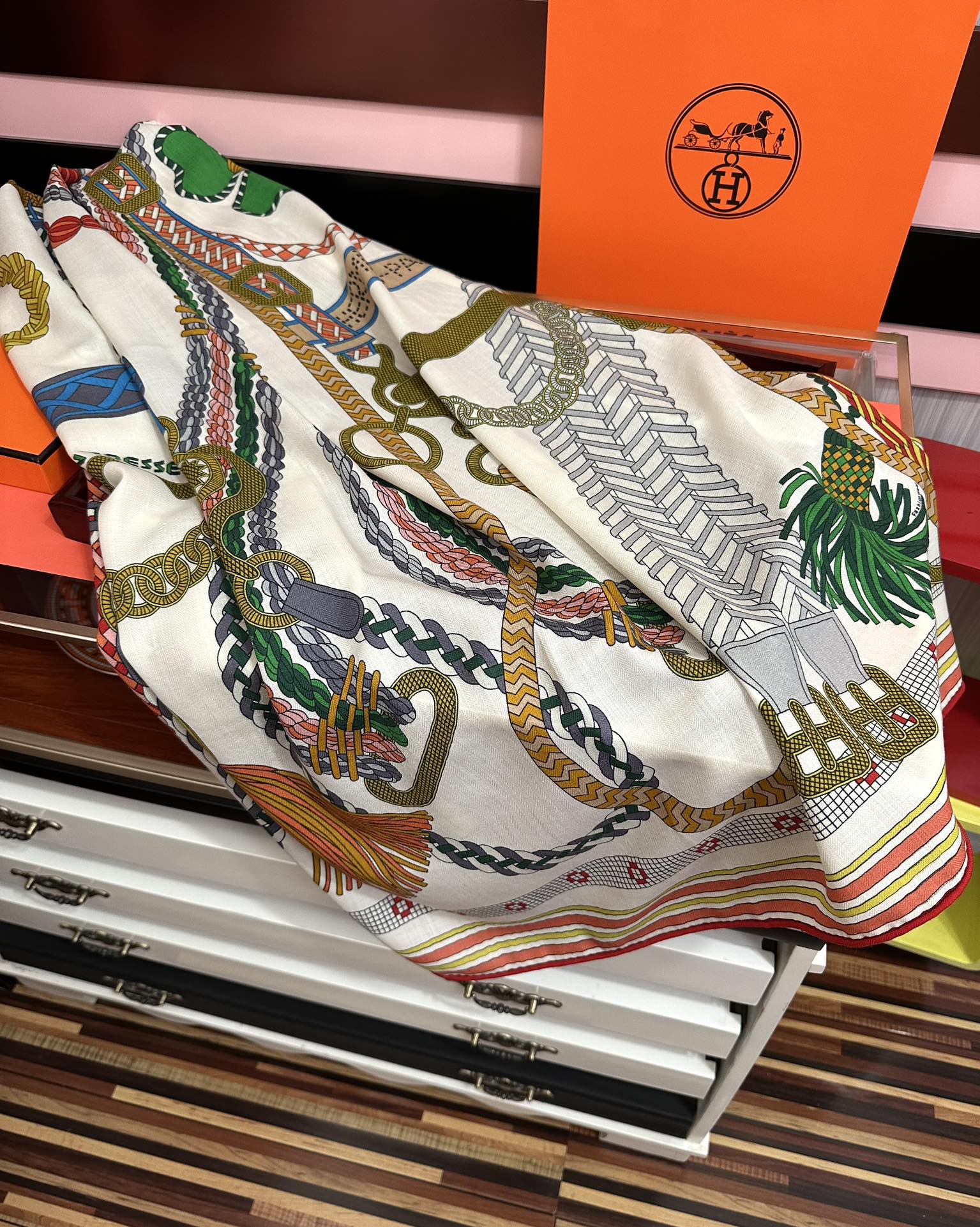 。高品质 新款 爱马仕【编织鞍袋】官网同步 2025秋冬新款[爱心]新一季丝巾采购清单估计各位养马人们已