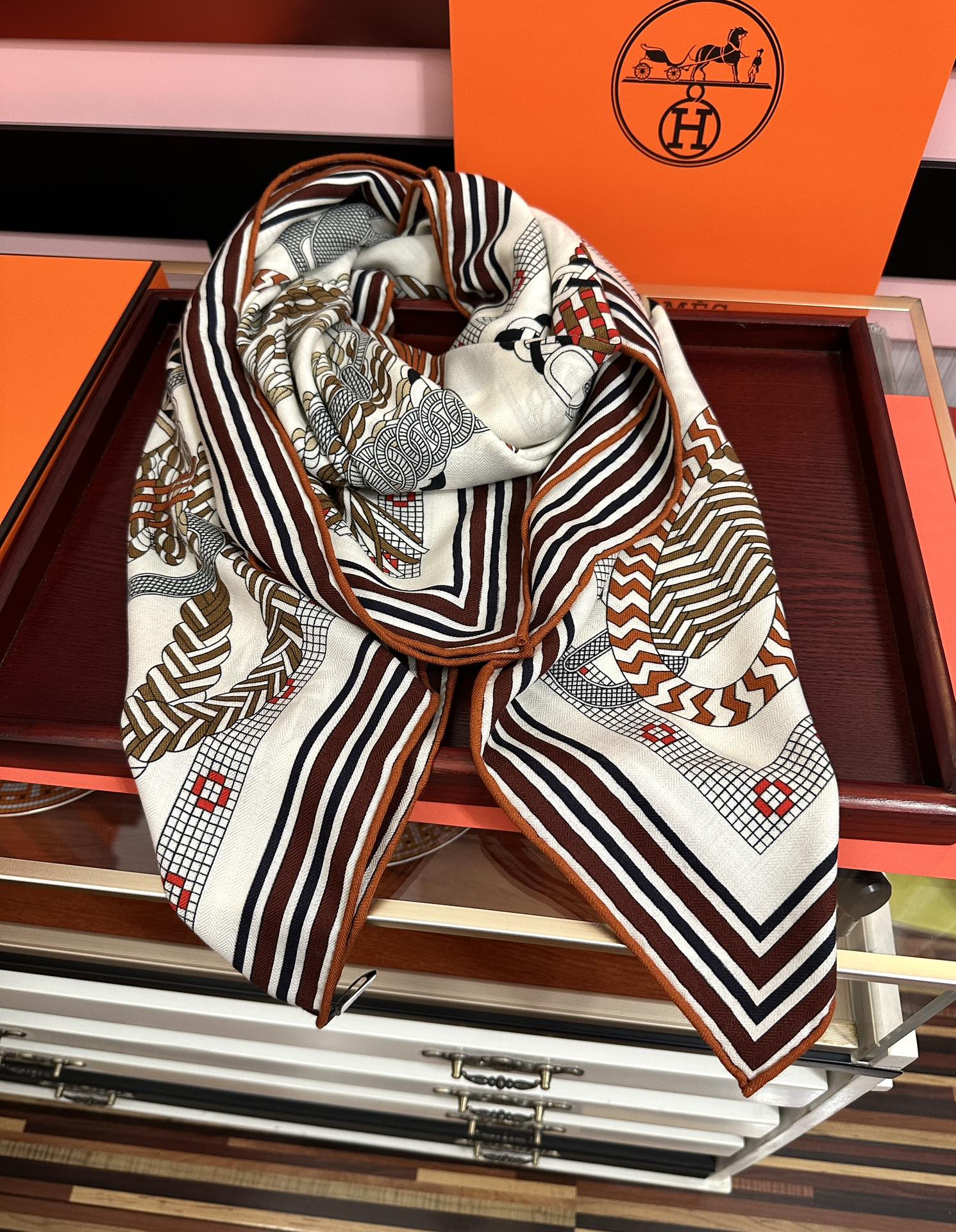。高品质 新款 爱马仕【编织鞍袋】官网同步 2025秋冬新款[爱心]新一季丝巾采购清单估计各位养马人们已