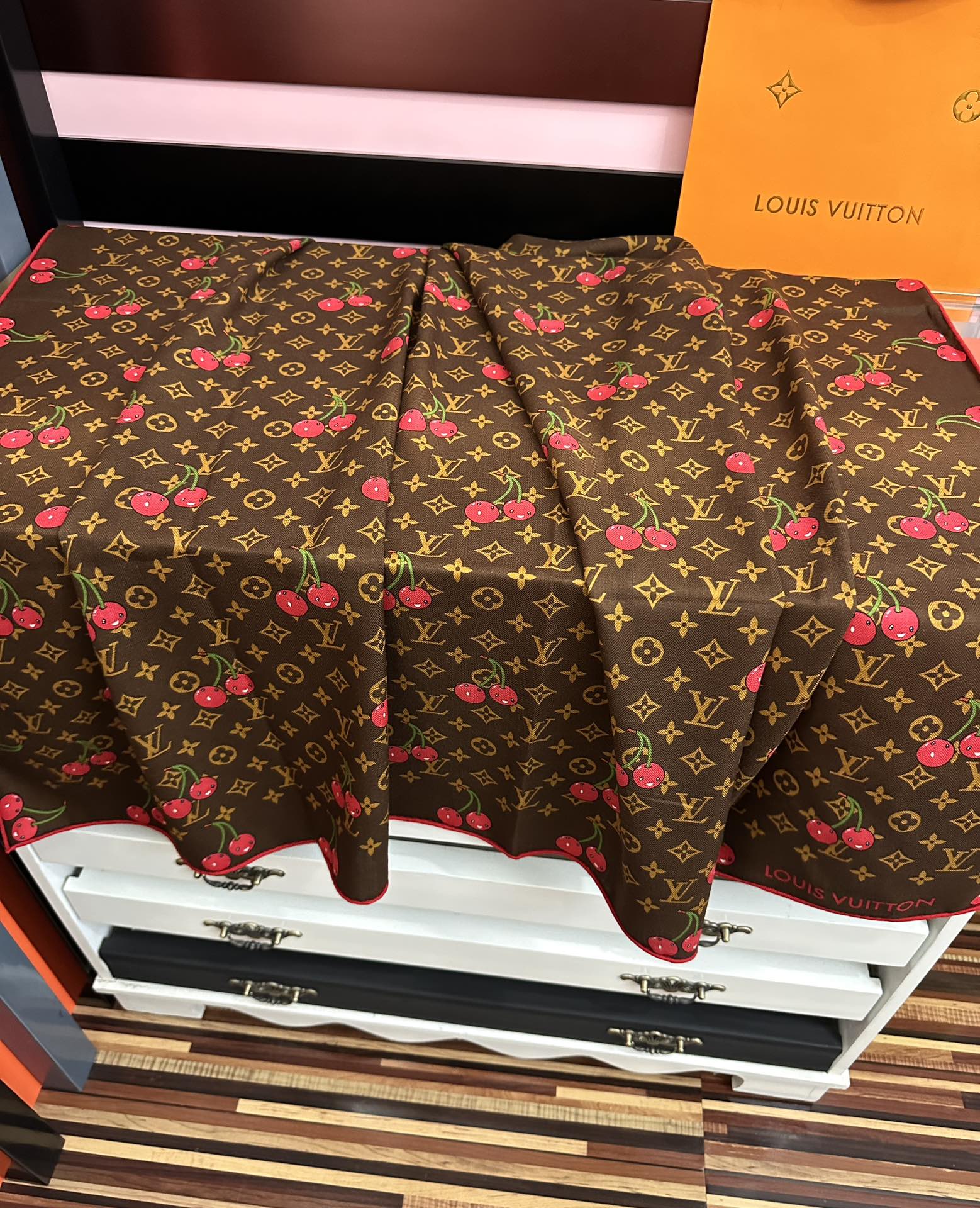 新款❤️LV 2025双面同色【樱桃🍒围巾】经典优雅[礼物]~气质到骨子里[色]新一季的面料超高级，真心