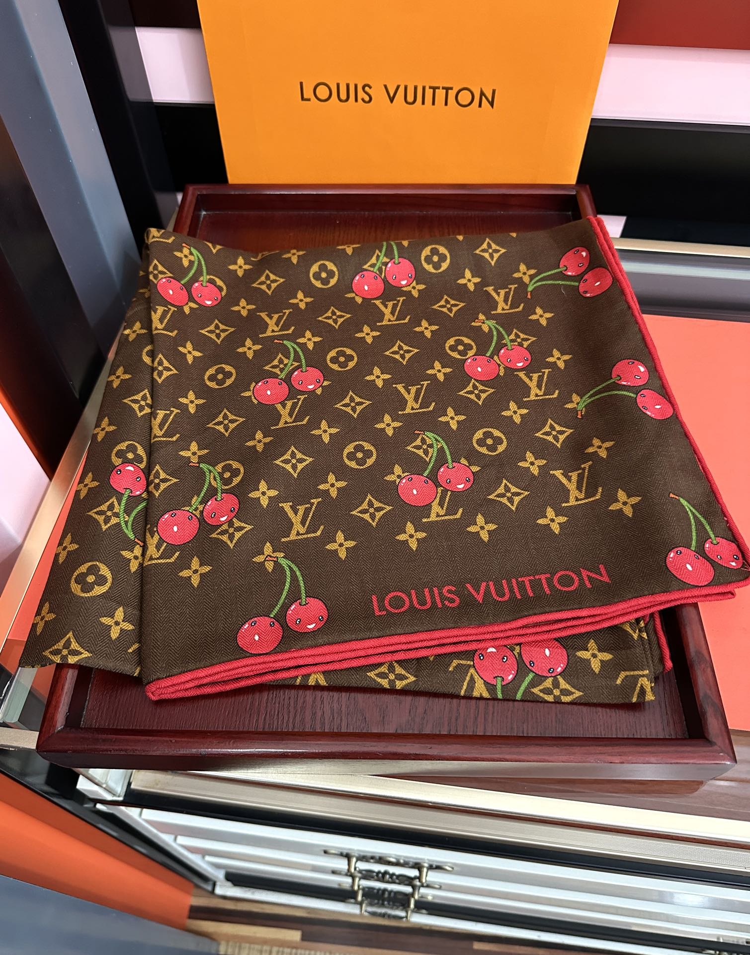 新款❤️LV 2025双面同色【樱桃🍒围巾】经典优雅[礼物]~气质到骨子里[色]新一季的面料超高级，真心